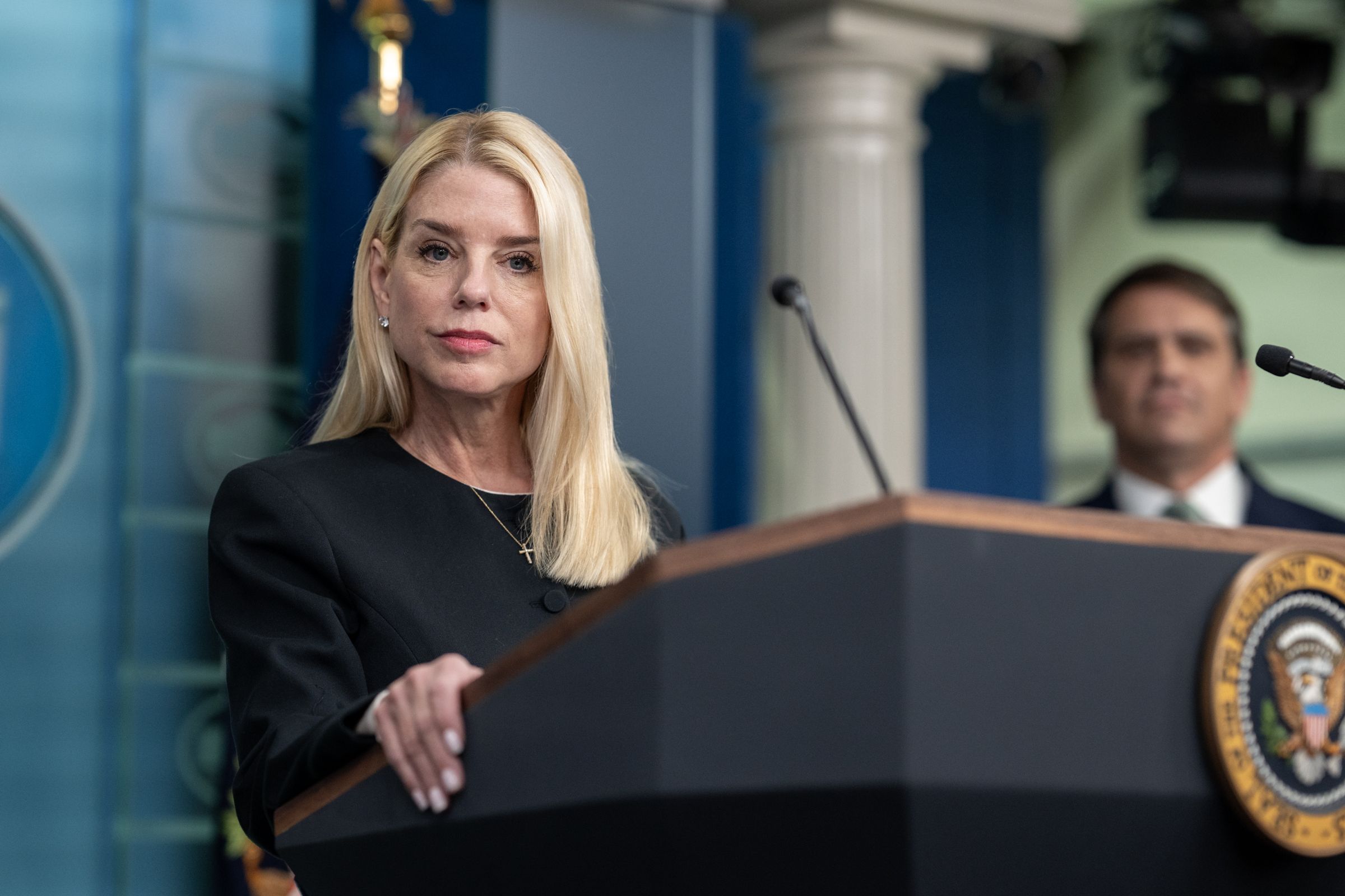 美國司法部長邦迪(Pam Bondi)稍早宣布,行政部門將在30天內公布富豪淫魔資料部分內容。(取自白宮Flickr)