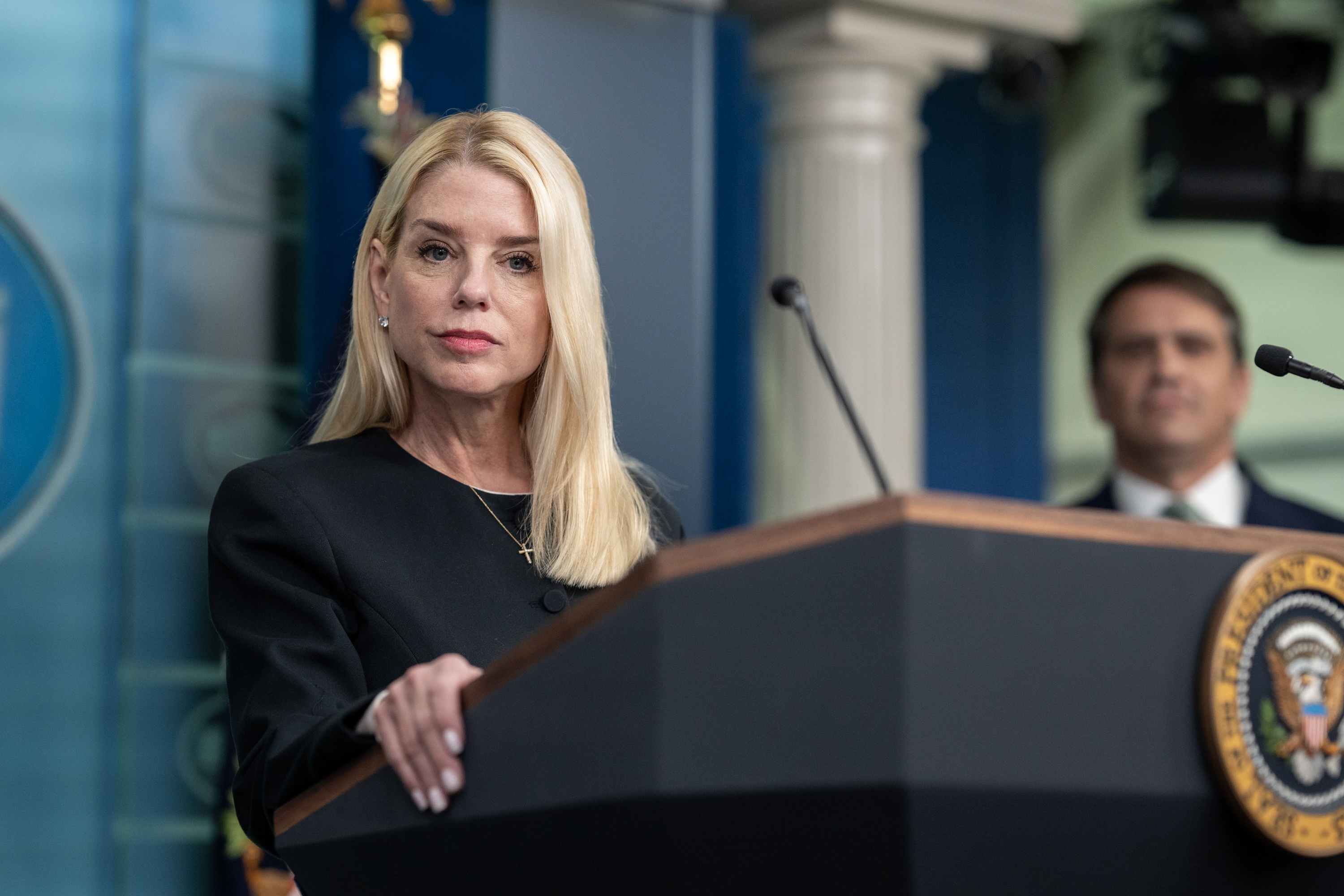 美國司法部長邦迪（Pam Bondi）稍早宣布，行政部門將在30天內公布富豪淫魔資料部分內容。（取自白宮Flickr）
