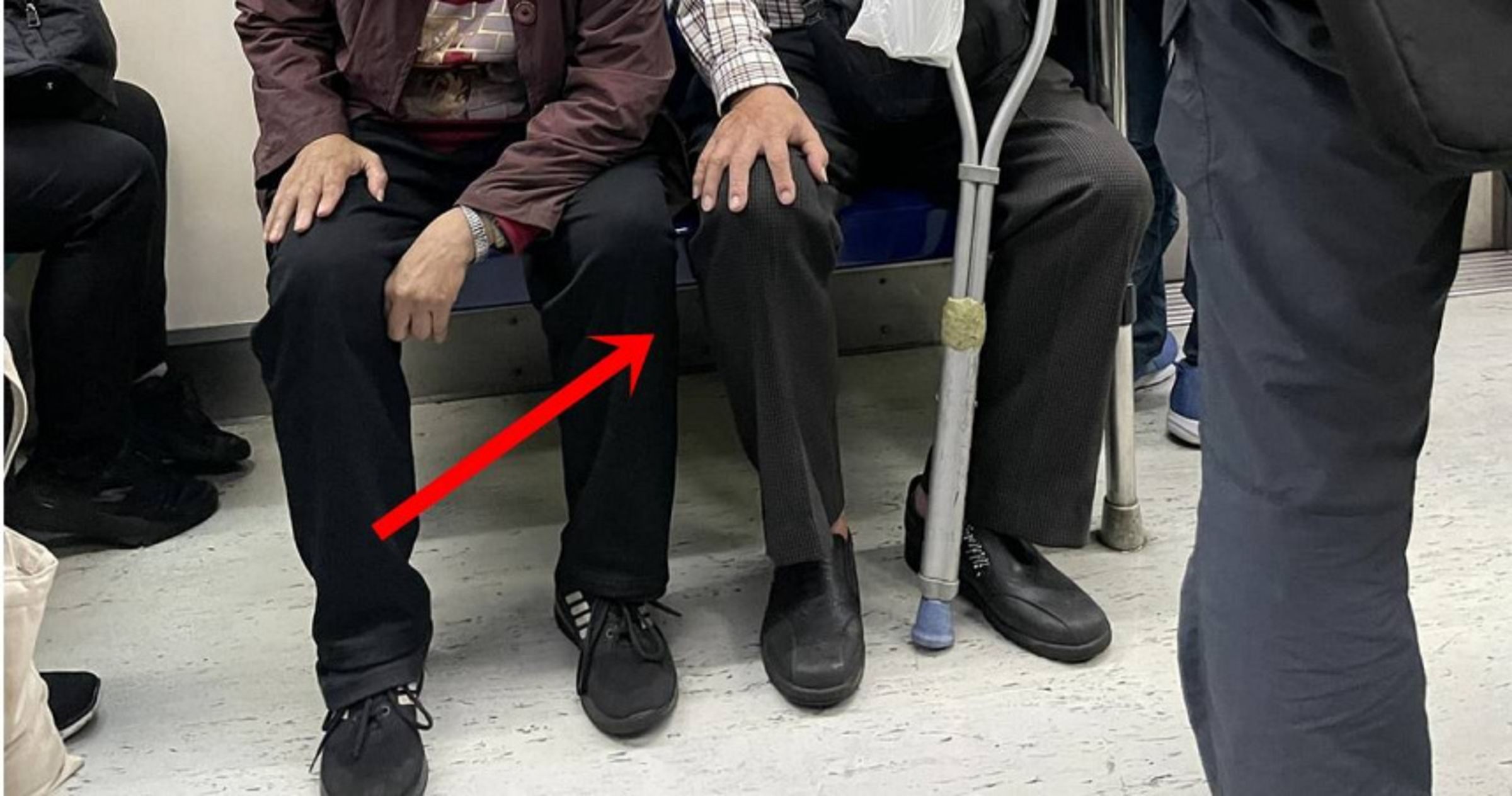 一名男網友怒控,自己因為腳痛坐在博愛座,卻遭老人踹腳罵「不要臉垃圾」。(翻攝爆料公社二社)