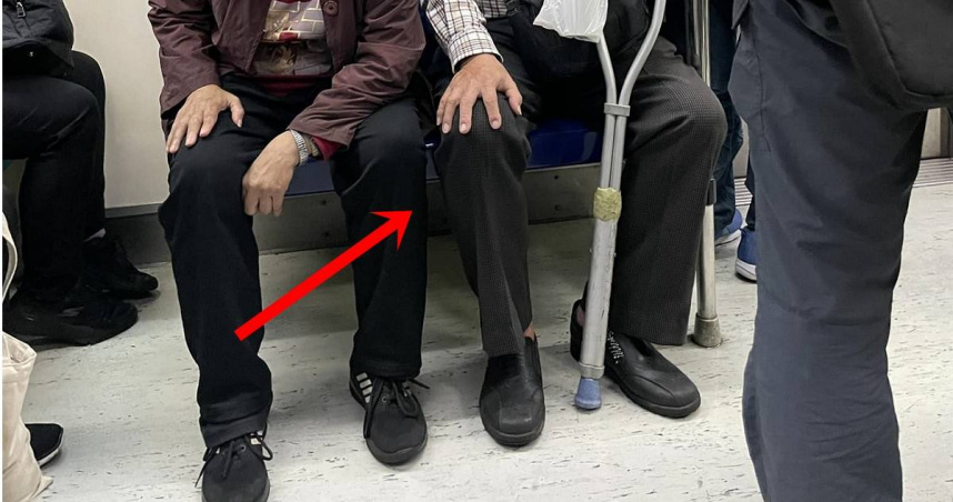 一名男網友怒控，自己因為腳痛坐在博愛座，卻遭老人踹腳罵「不要臉垃圾」。（翻攝爆料公社二社）