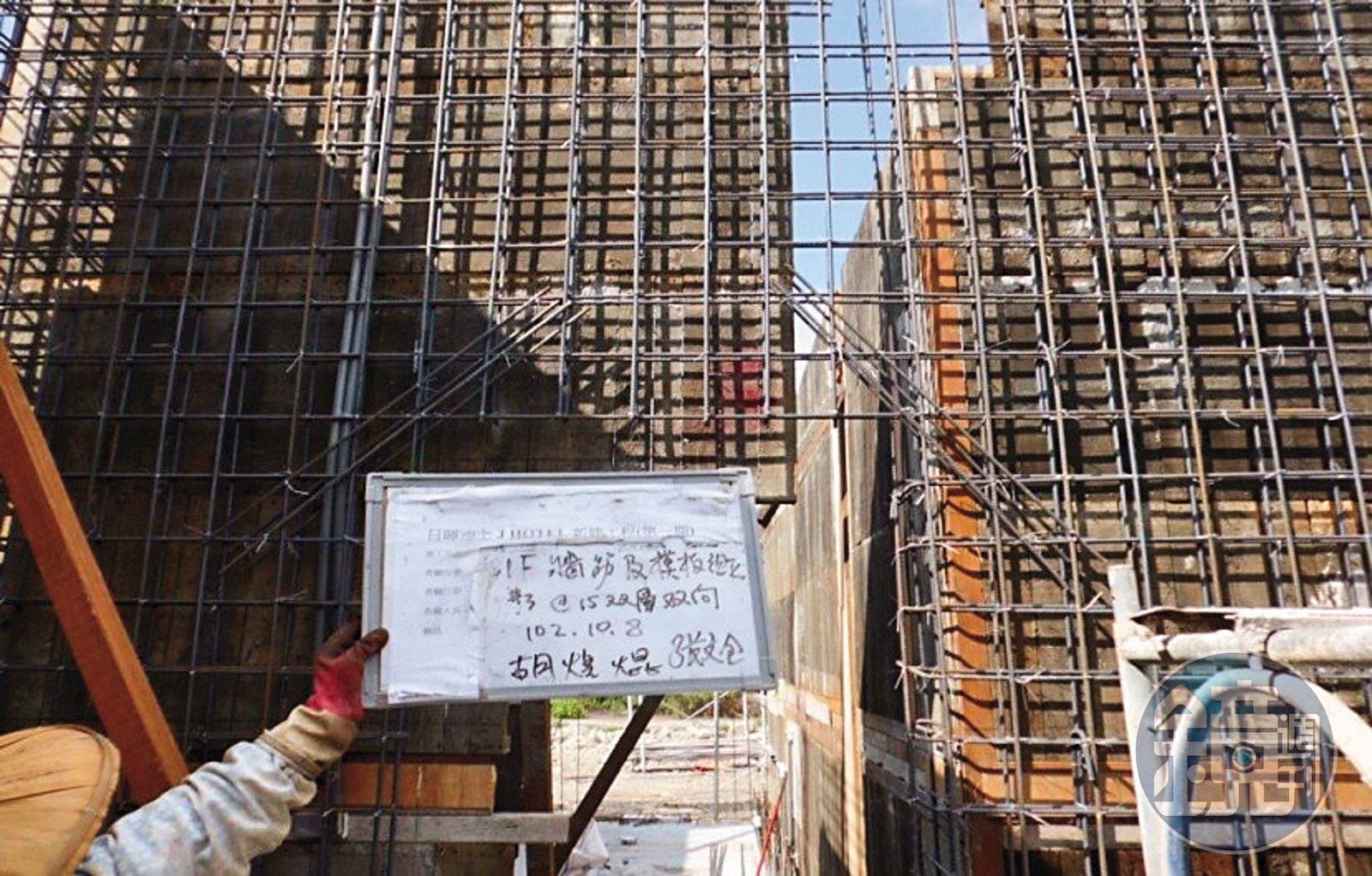 日暉渡假村二館開工後不久,建照就過期,卻仍違法施工,不受影響。(讀者提供)