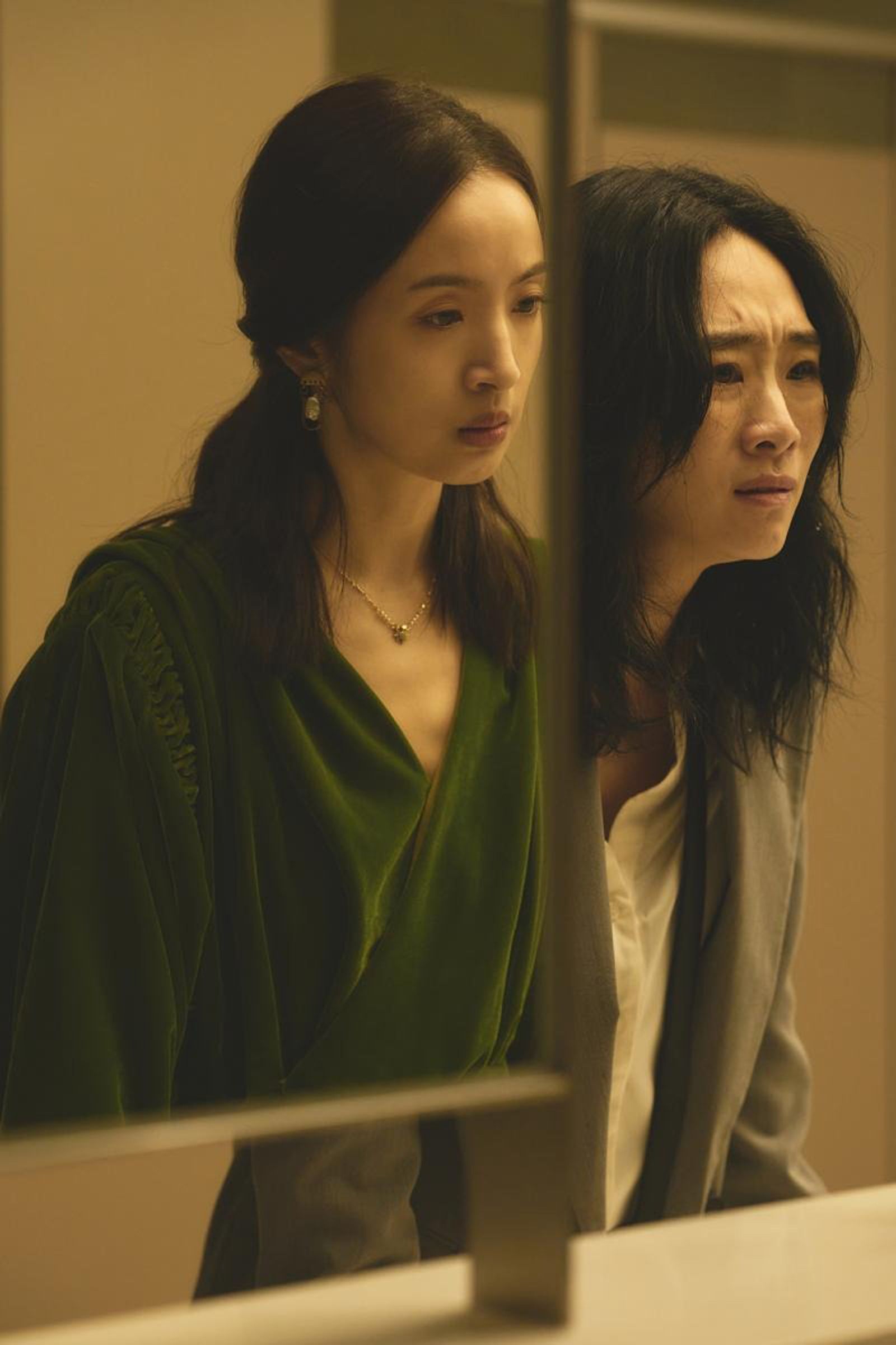 林依晨（左）首度擔任監製，和吳可熙（右）在電影《失明》有糾葛難纏的愛戀關係