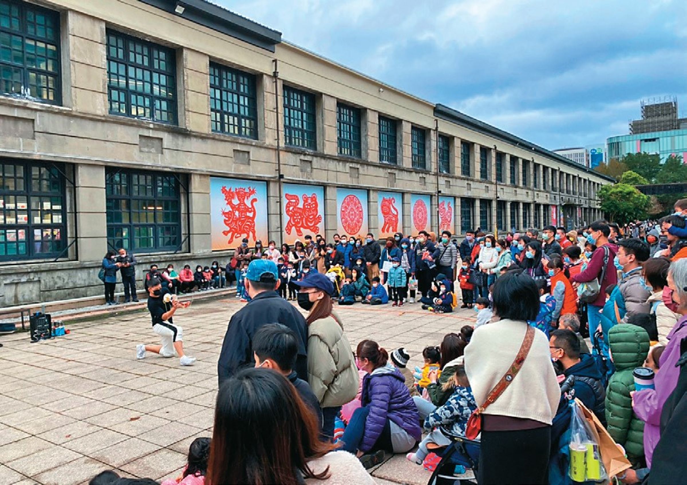 松山文創園區過年期間吸引許多民眾前往遊逛。(松山文創園區資料照)