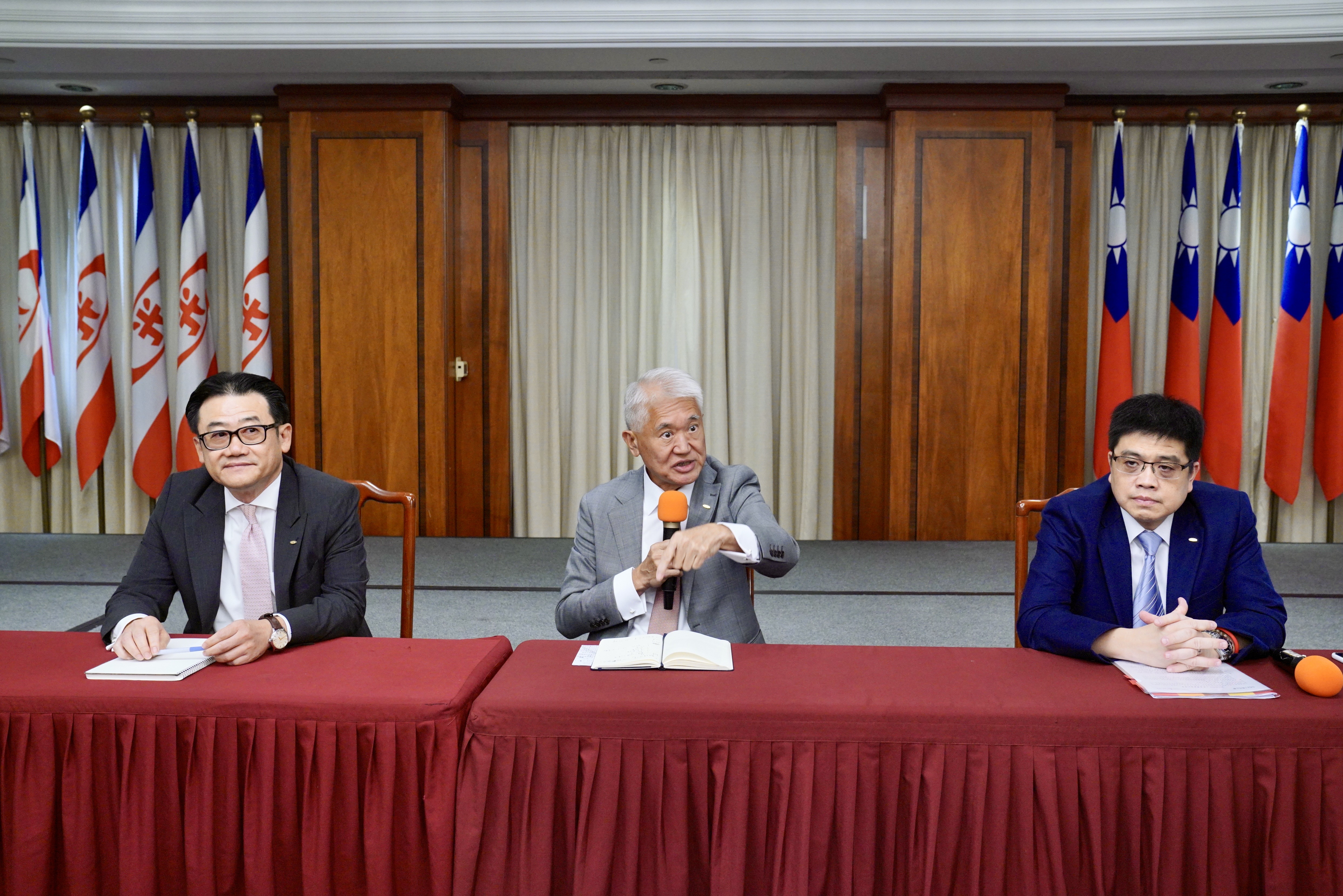 新光金董事長魏寶生偕同總經理陳恩光、新壽資深副總林漢維出面談新新併對公司助益。