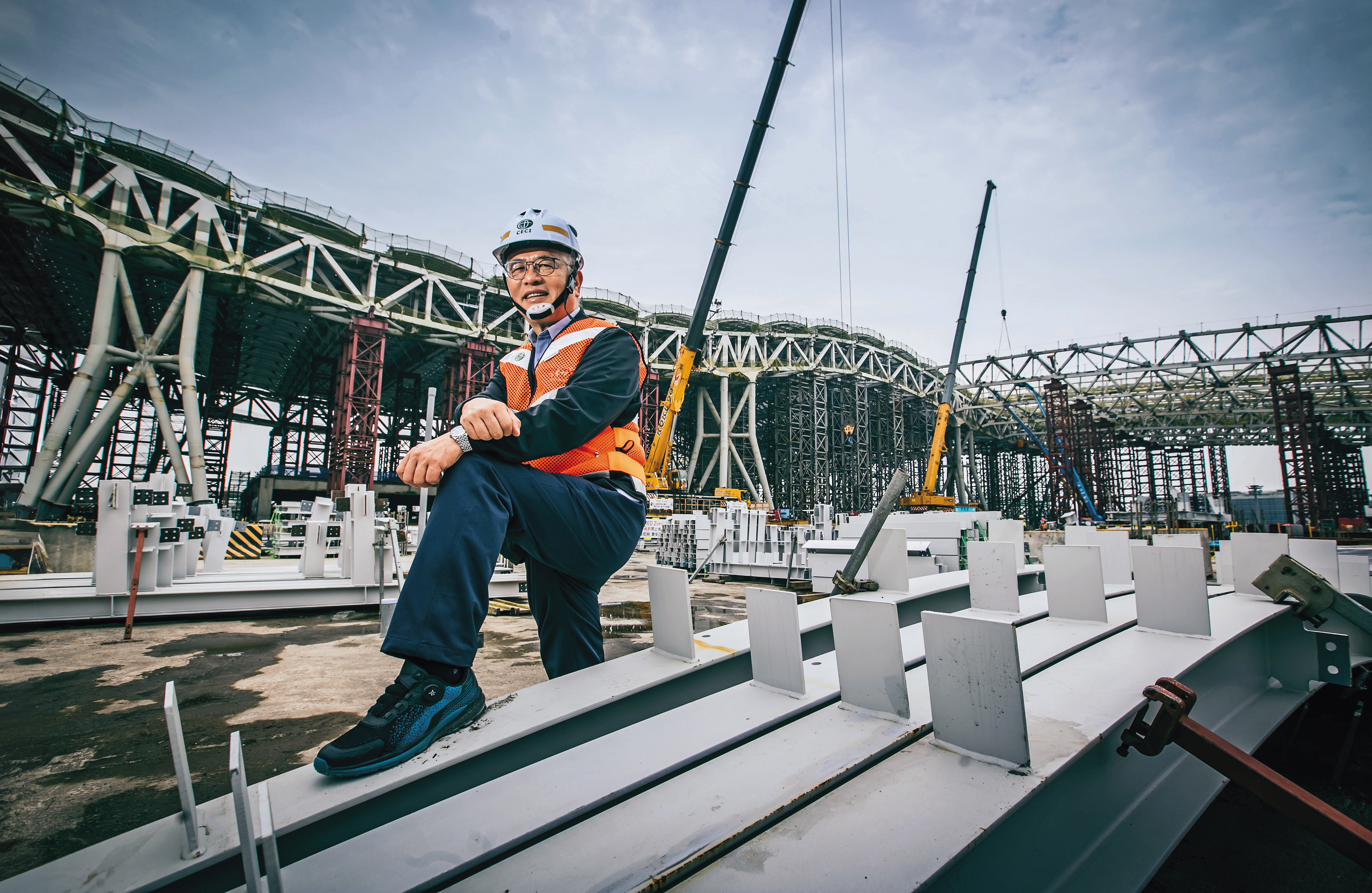 5年多前，施義芳單槍匹馬赴任台灣世曦董事長，他站在第一線帶頭拚業績、催呆帳，讓公司年營收翻倍成長到85.3億元；在他緊盯帶領下，桃園機場第3航廈7層樓高的巨柱大廳已成形。