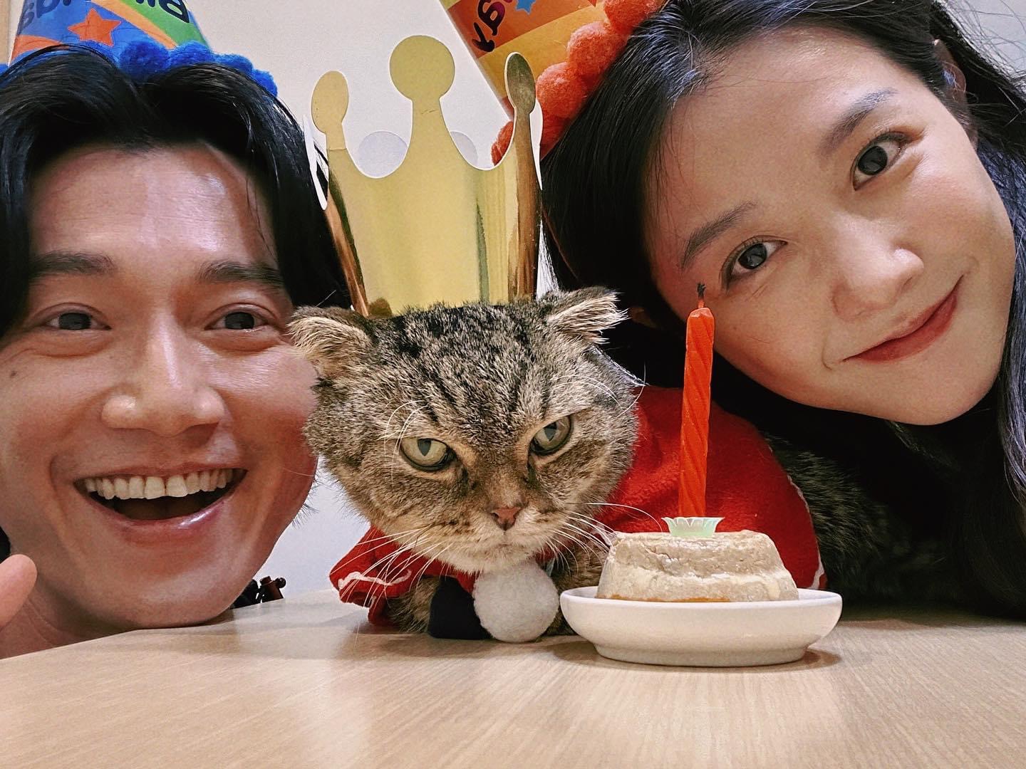 邵雨薇（右）分享與吳慷仁（左）為貓慶生。（翻攝自臉書）