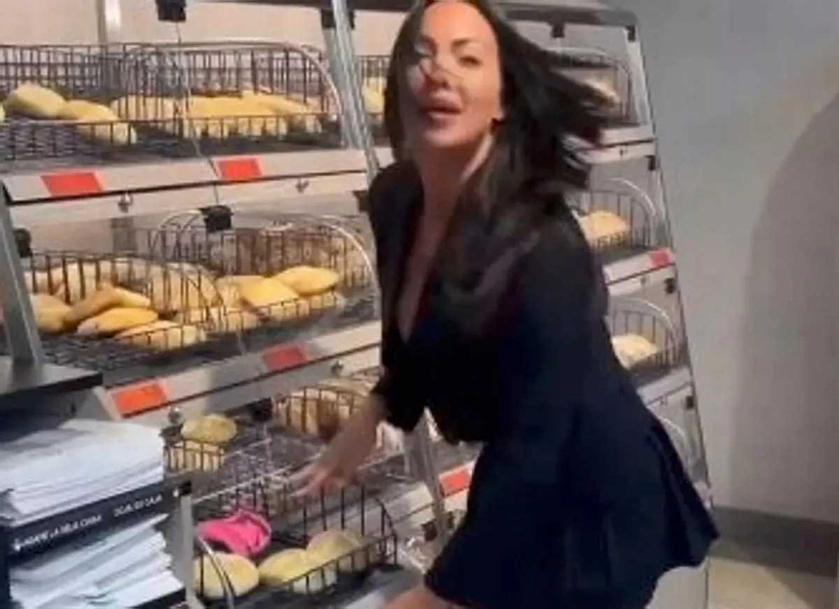 噁爆！網美當場脫原味內褲混入麵包與冷藏架，超市氣炸準備提告。（翻自X平台）