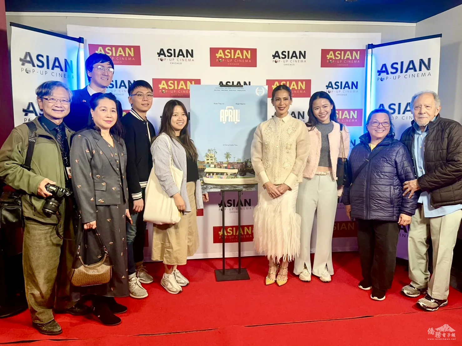《丟包阿公到我家》近日在美國芝加哥的「亞洲躍動影展」進行北美首映。女主角艾奎諾（右4）、辦事處副領事孫鵬翔（後排左）與台僑合照。（僑務電子報）