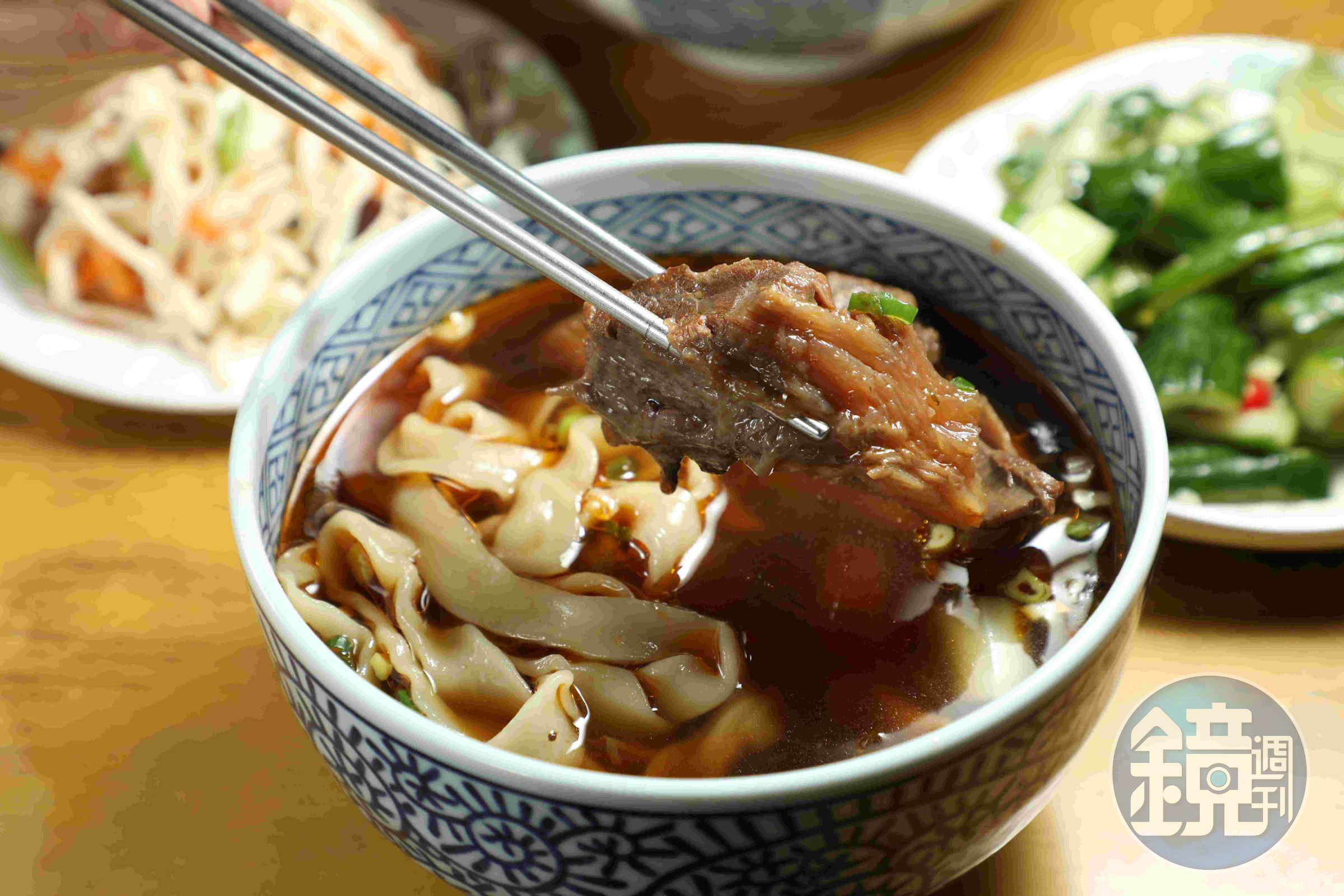 「紅燒牛肉麵」的牛肉用的是花腱部位，滷得很透，軟嫩可口。（170元／小碗）