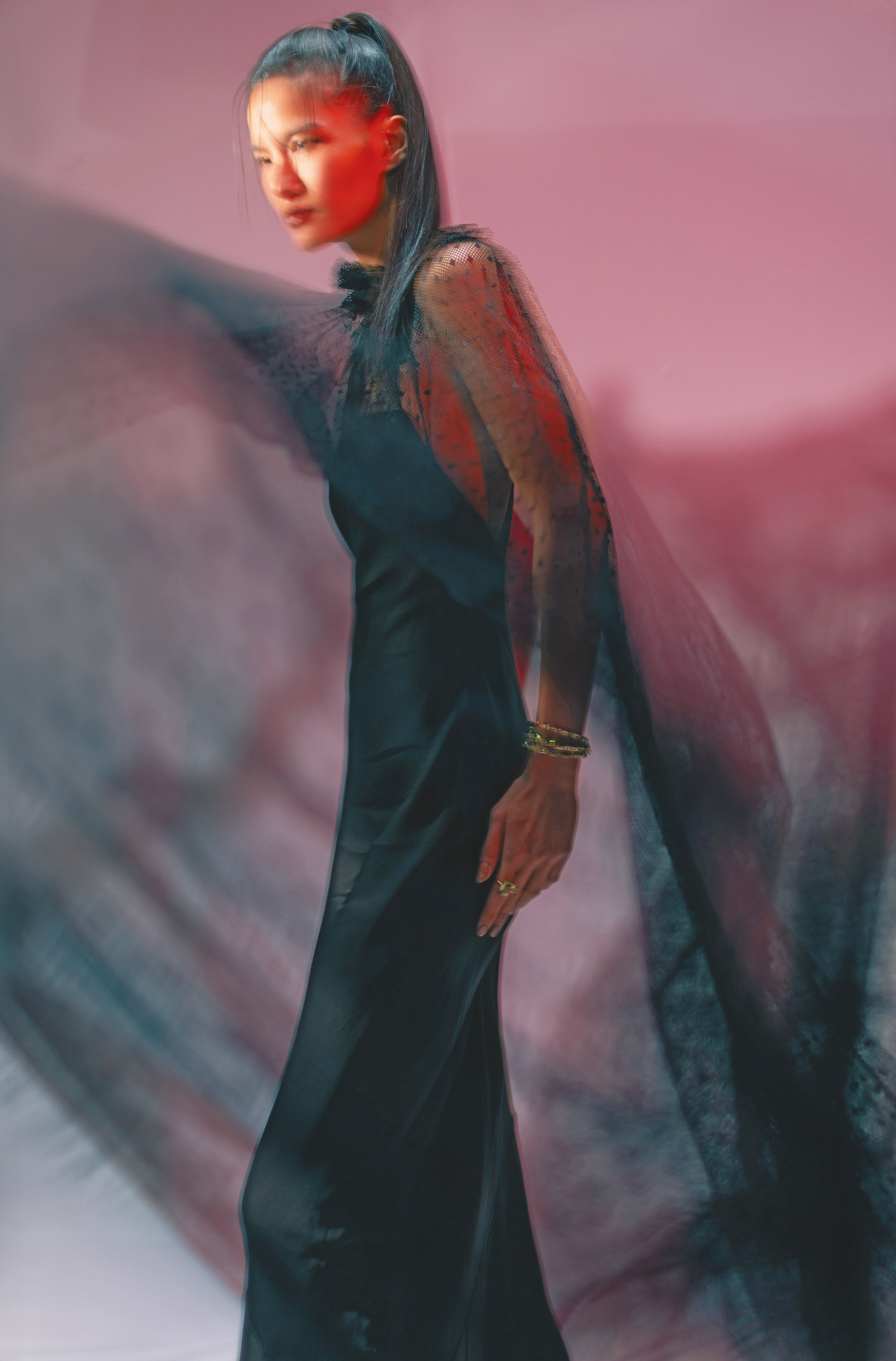 網紗披風洋裝 NT$6,000 by H&M STUDIO/Millenia項鍊(作為手鍊) NT$4,250 by SWAROVSKI/Millenia開口戒指 NT$4,250 by SWAROVSKI。