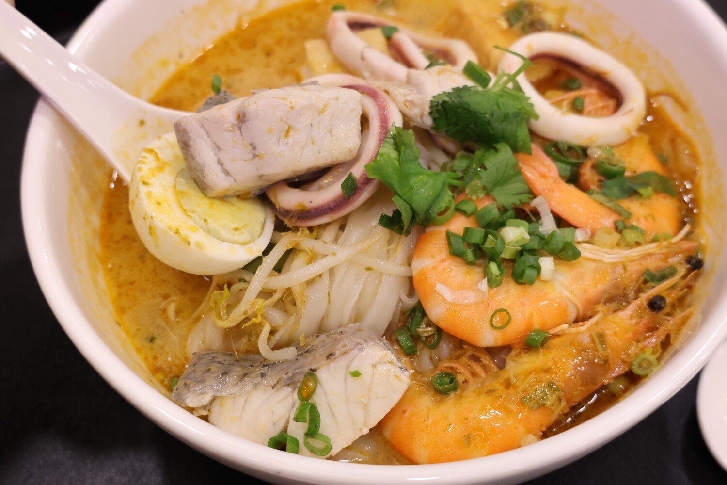 「泰式酸味總匯海鮮河粉」裡面的配料除了蝦子、花枝還有魚片。