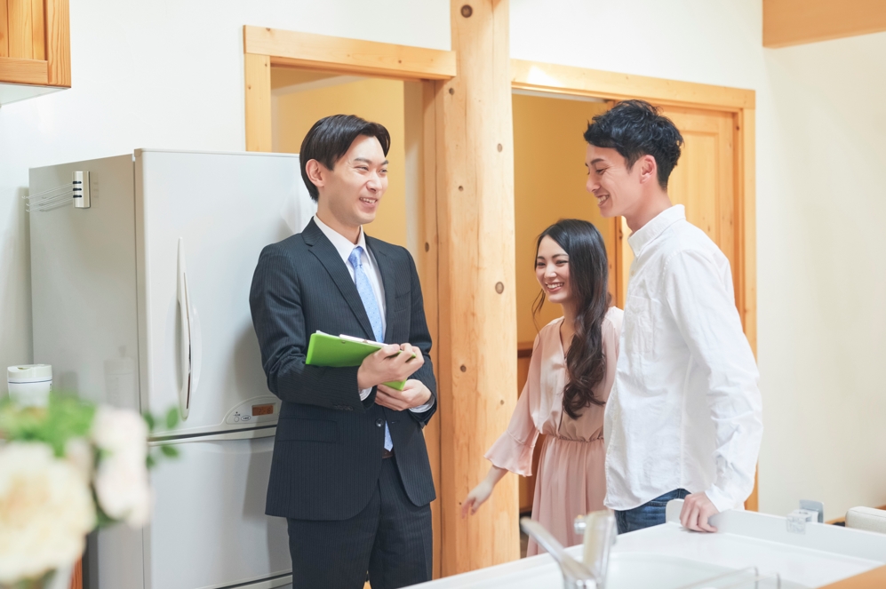 專家認為，換屋族採取「先賣後買」才是上策，避免財務風險與交屋糾紛。非當事人。（東方IC）