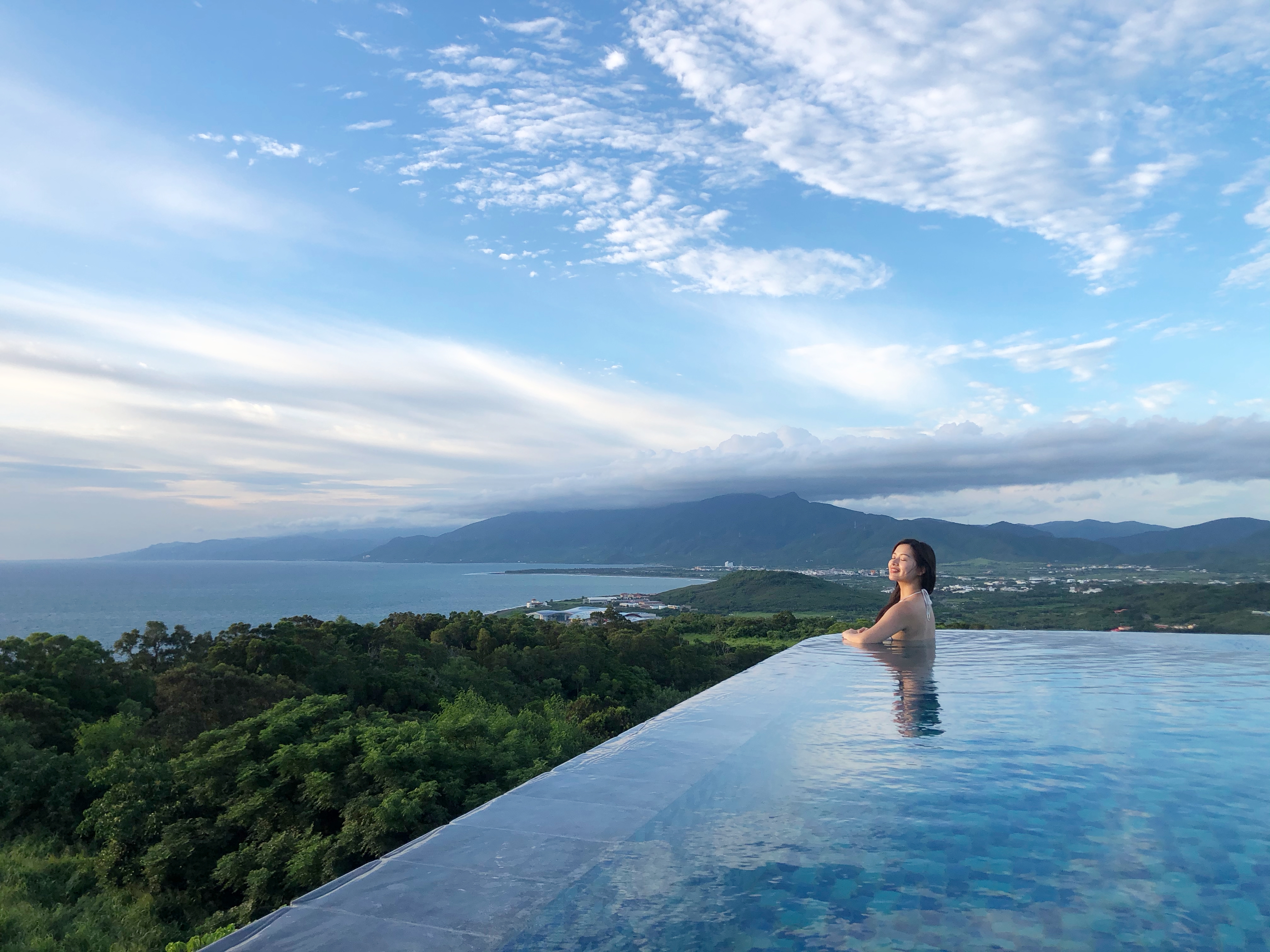 灣臥頂樓有座「Poolside無邊際戲水池」，四周無建築物遮擋，海與天空連成一線。