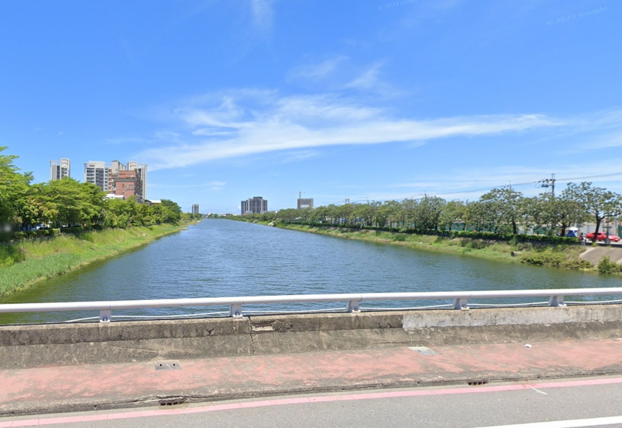 台南一名女子因與父親大吵，兩人負氣一起跳河，女兒中途反悔自行游回岸上。（台南市安南區鹽水溪，翻攝Google地圖實景）