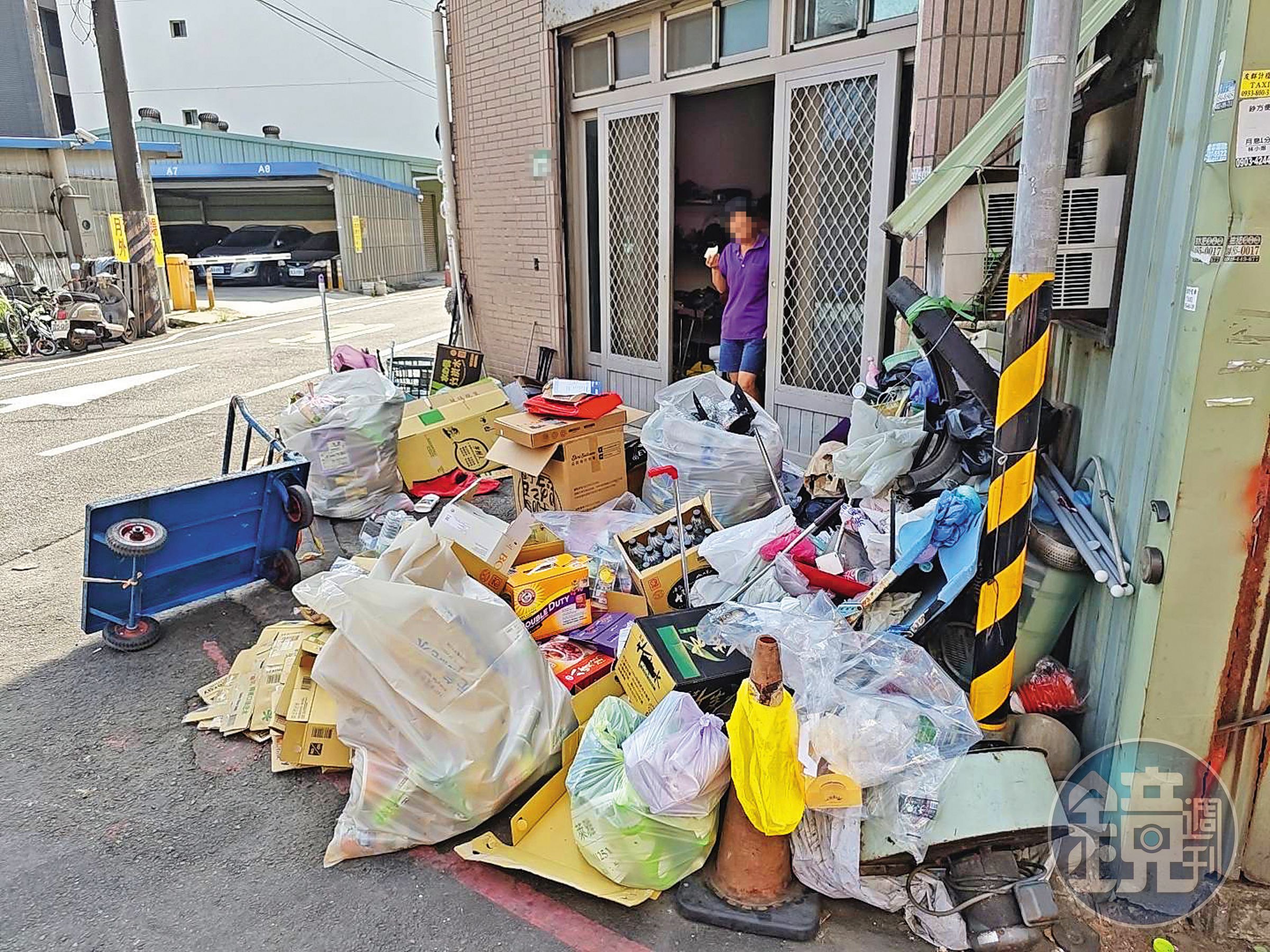 樂天二軍宿舍位於桃園觀音工業區內,周邊有許多資源回收場。(投訴人提供)
