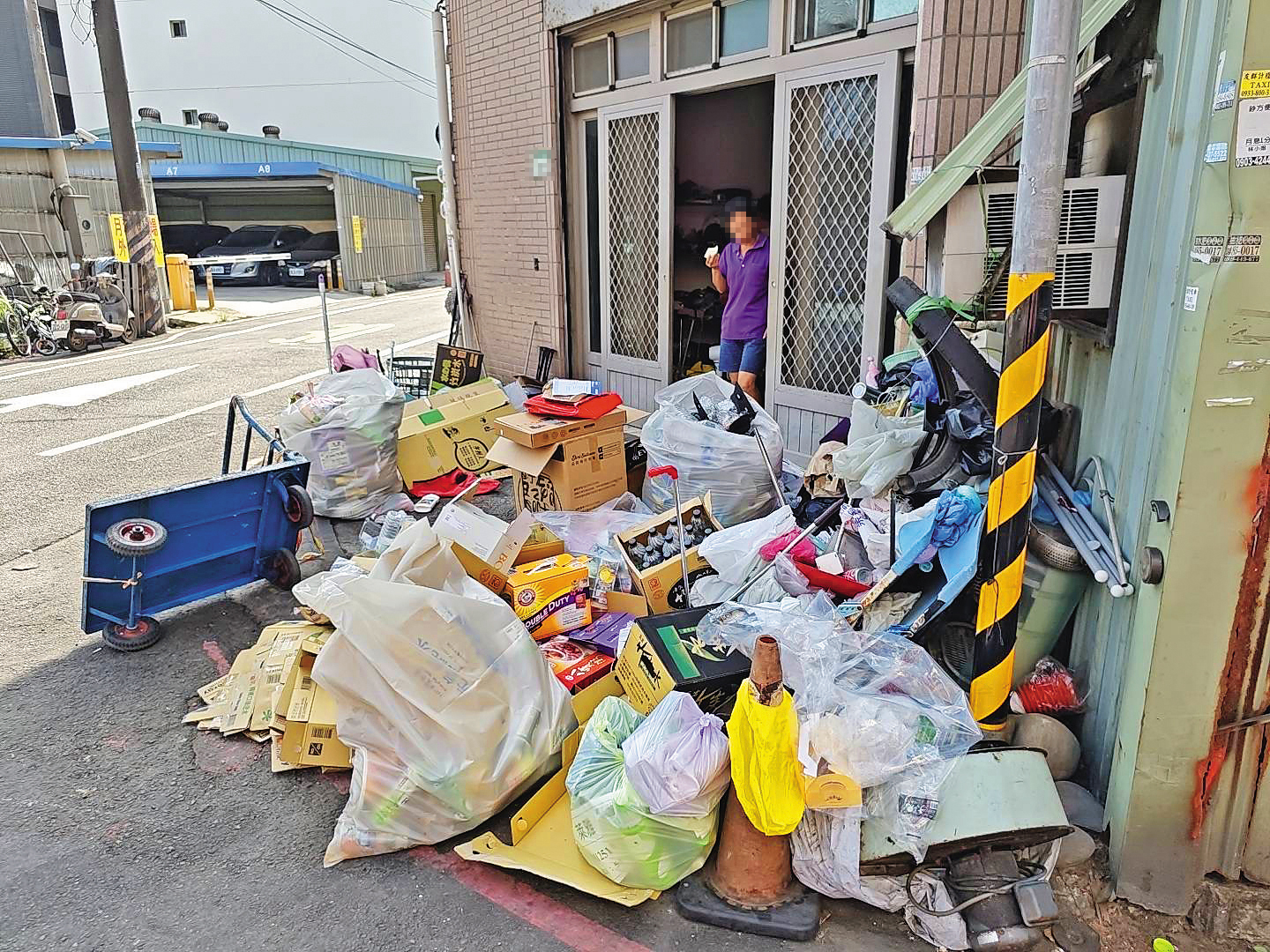 樂天二軍宿舍位於桃園觀音工業區內，周邊有許多資源回收場。（投訴人提供） 