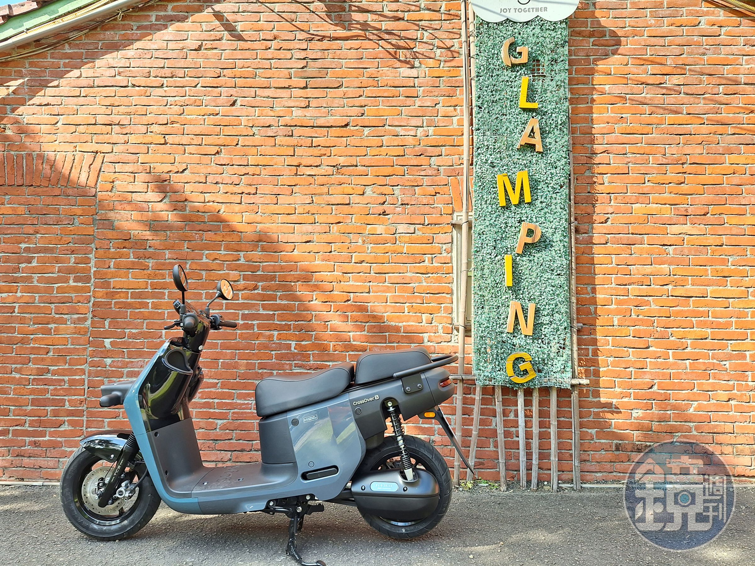 Gogoro CrossOver雖然擁有品牌最高的14.2 公分離地高度,但座高卻是同級最低的74.6公分。