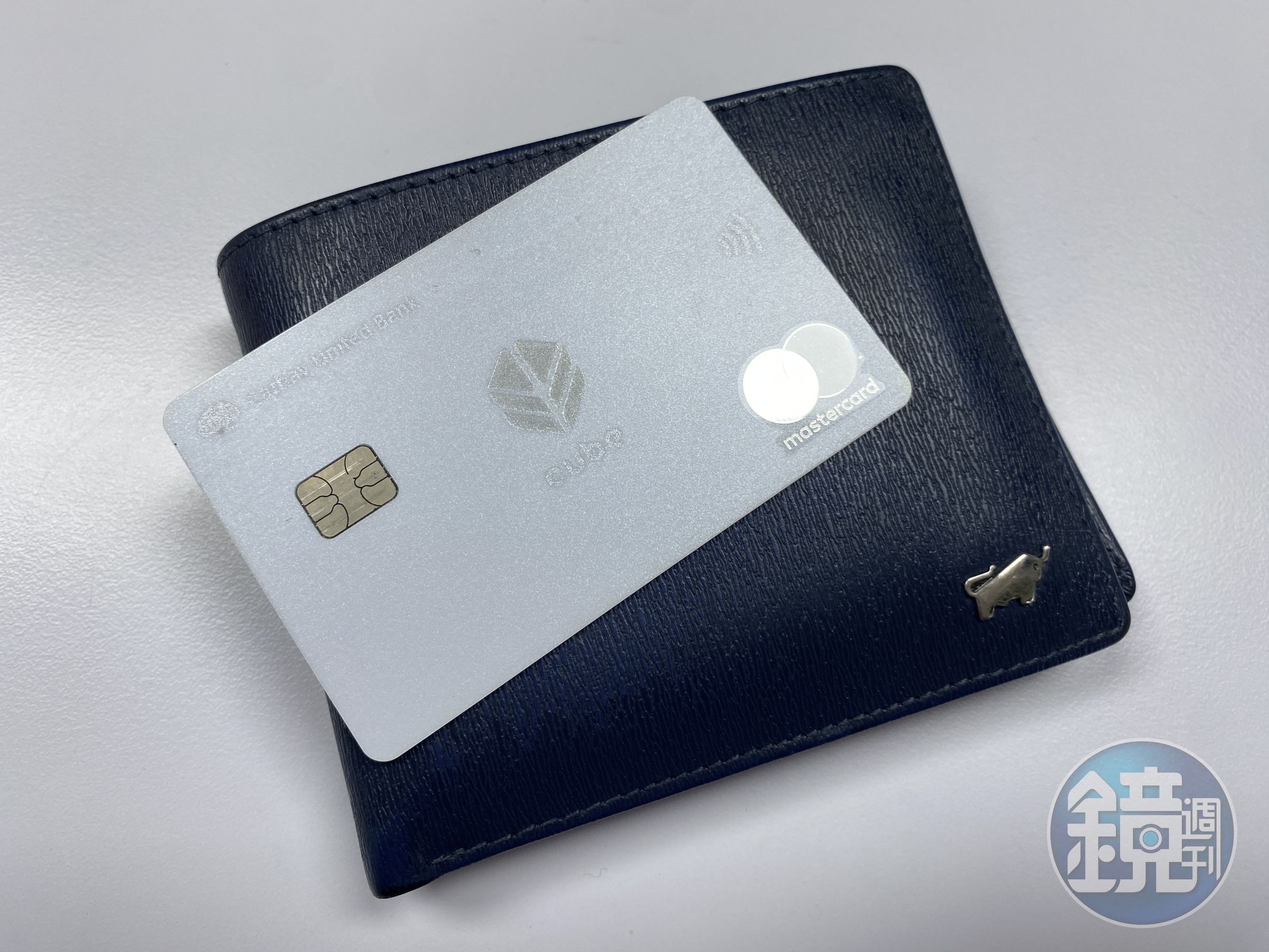 有位超商店員因申辦新的信用卡,結果被老闆臭罵「為什麼辦信用卡不用跟我講?」(示意圖)
