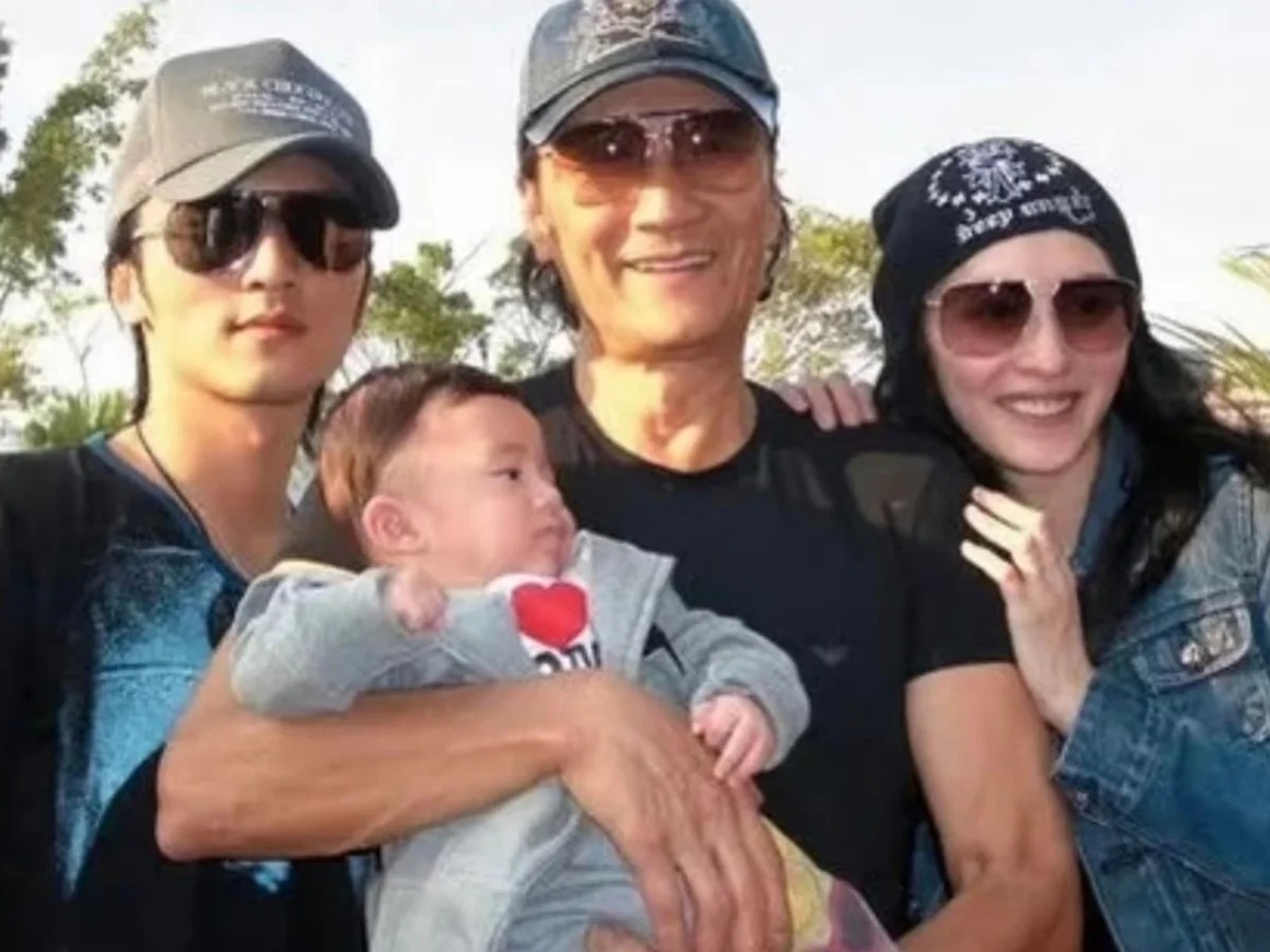 謝賢（中）過去與張柏芝、謝霆鋒及孫子合照。（翻攝微博）