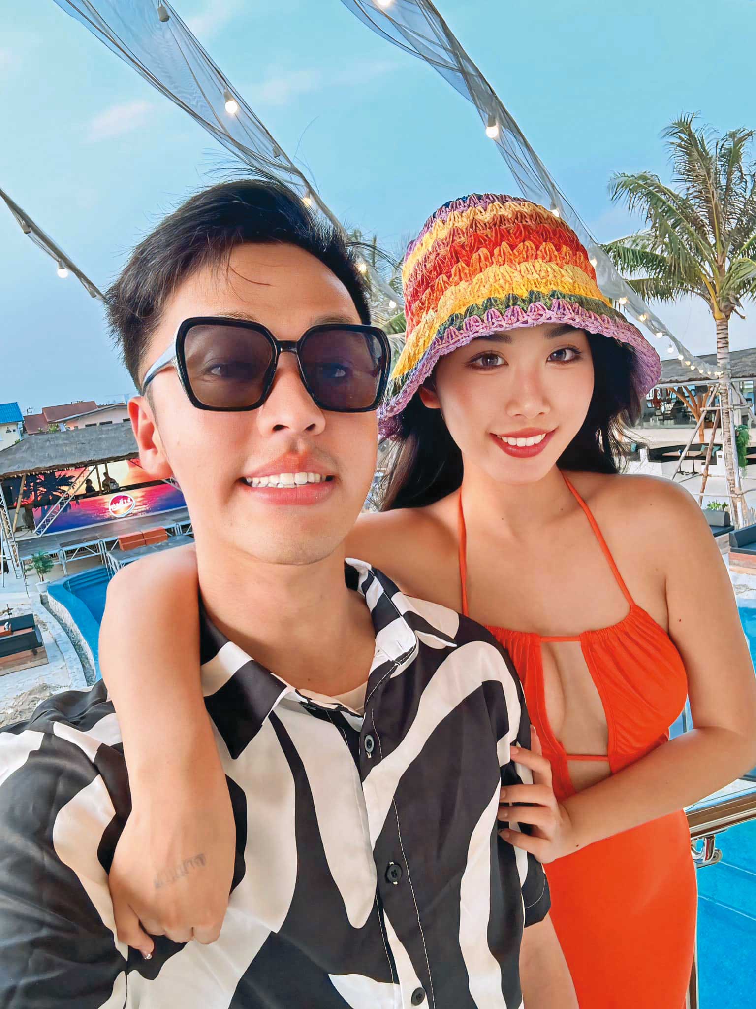 香蕉（左）2年前與交往多年的女友Timmy（右）步入禮堂，現在也是工作夥伴。（翻攝香蕉王俊傑臉書）