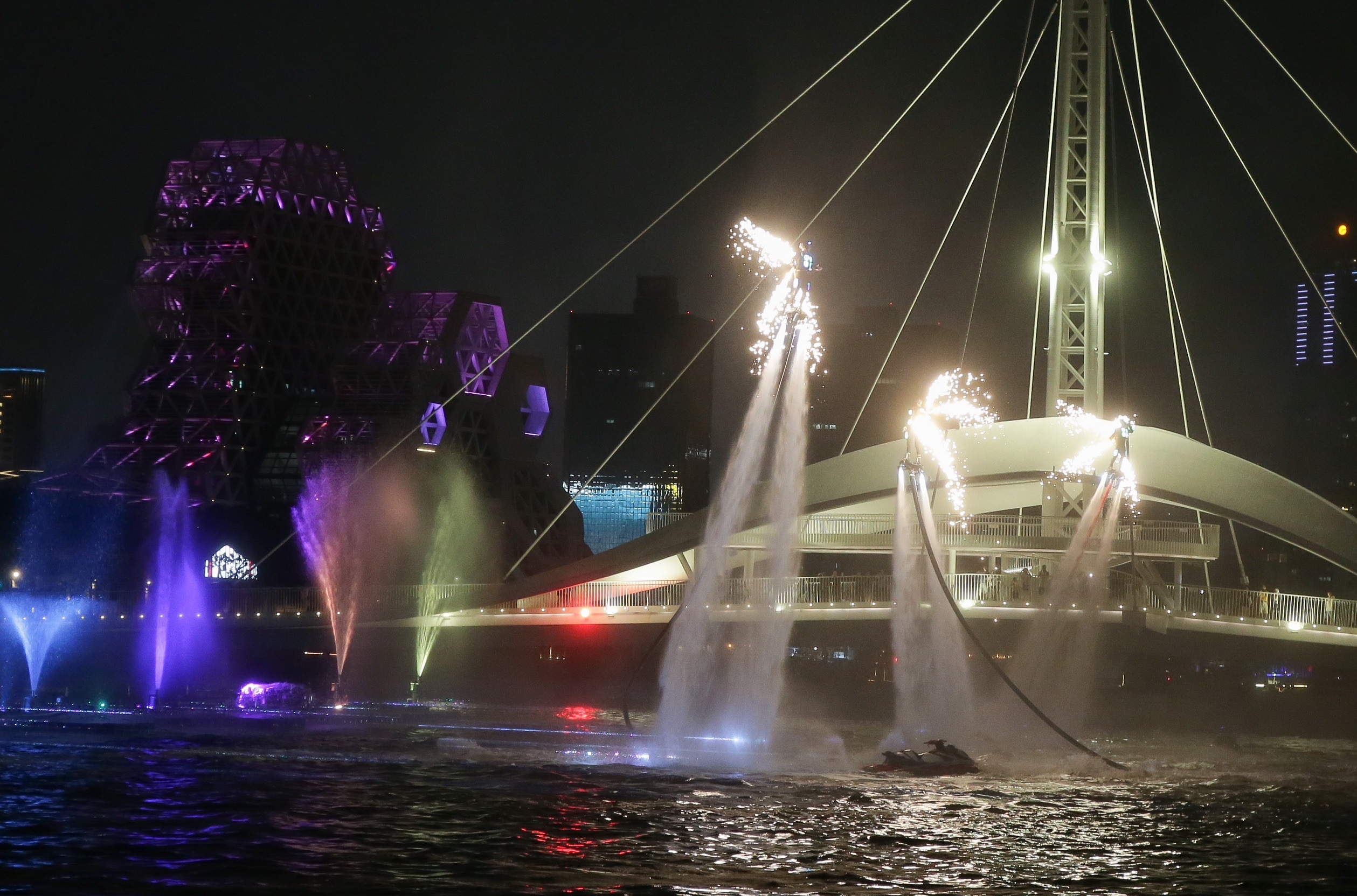 2024高雄海洋派對活動即將在今（17日）開幕，首次來台的法國水上飛板秀（Flyboard Show）團隊於昨（16日）晚間進行彩排。（高雄市政府提供）