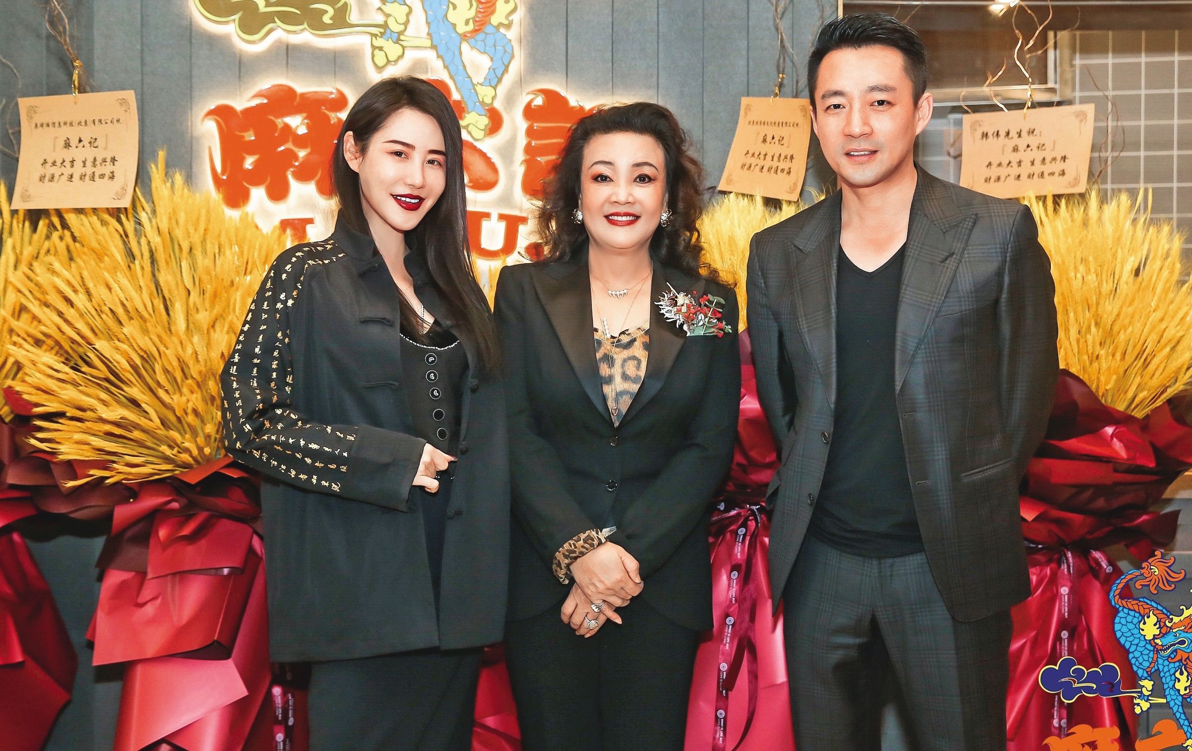 5年前,汪小菲(右)與媽媽張蘭(中)在北京開新餐廳「麻六記」,日前傳出要來台展店,如今宣告破局。左為北京網紅左岸瀟。(翻攝自左岸瀟微博)