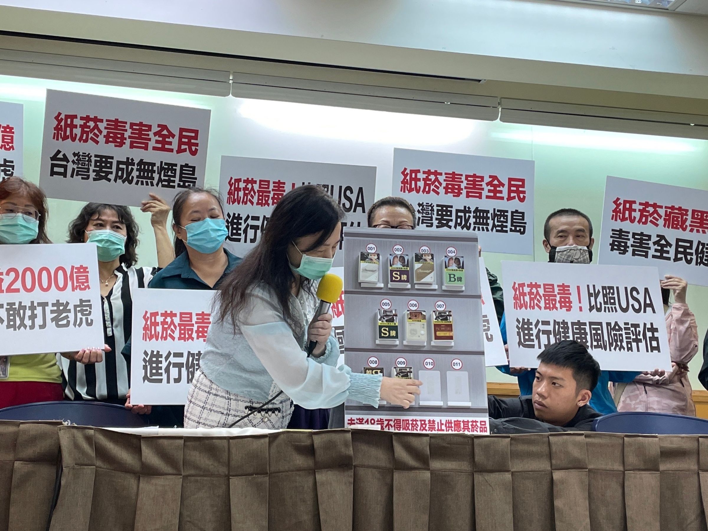 新北市家長志工教育成長協會理事長何若萍擔憂,因紙菸不須經健康風險評估,一年來已上市14款,青少年吸食比例仍攀高。(新北市家長志工教育成長協會提供)