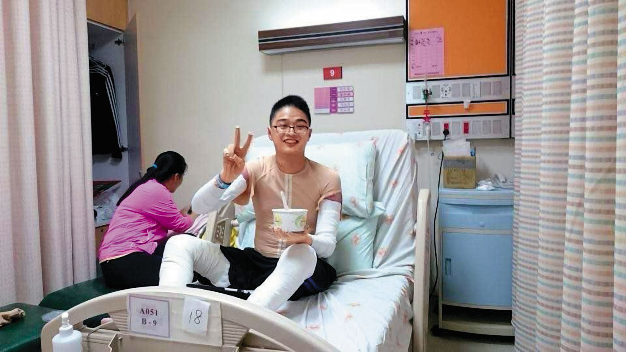阮俊茗在塵燃事件後受到急診、燒燙傷病房的醫護照顧，圖為事件後3個月在榮總留影。（阮俊茗提供）
