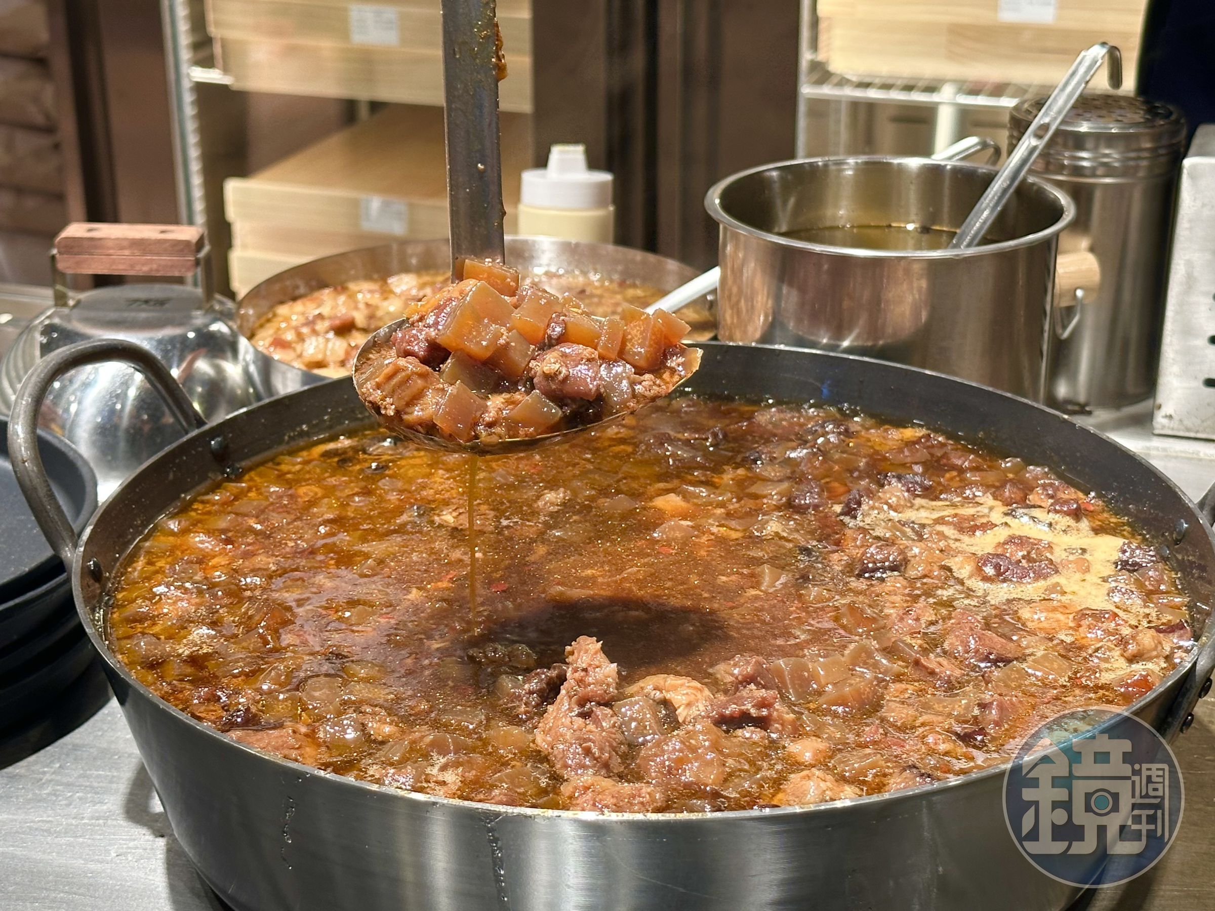 把牛筋跟蒟蒻滷煮後入菜，是神戶的鄉土料理作法。