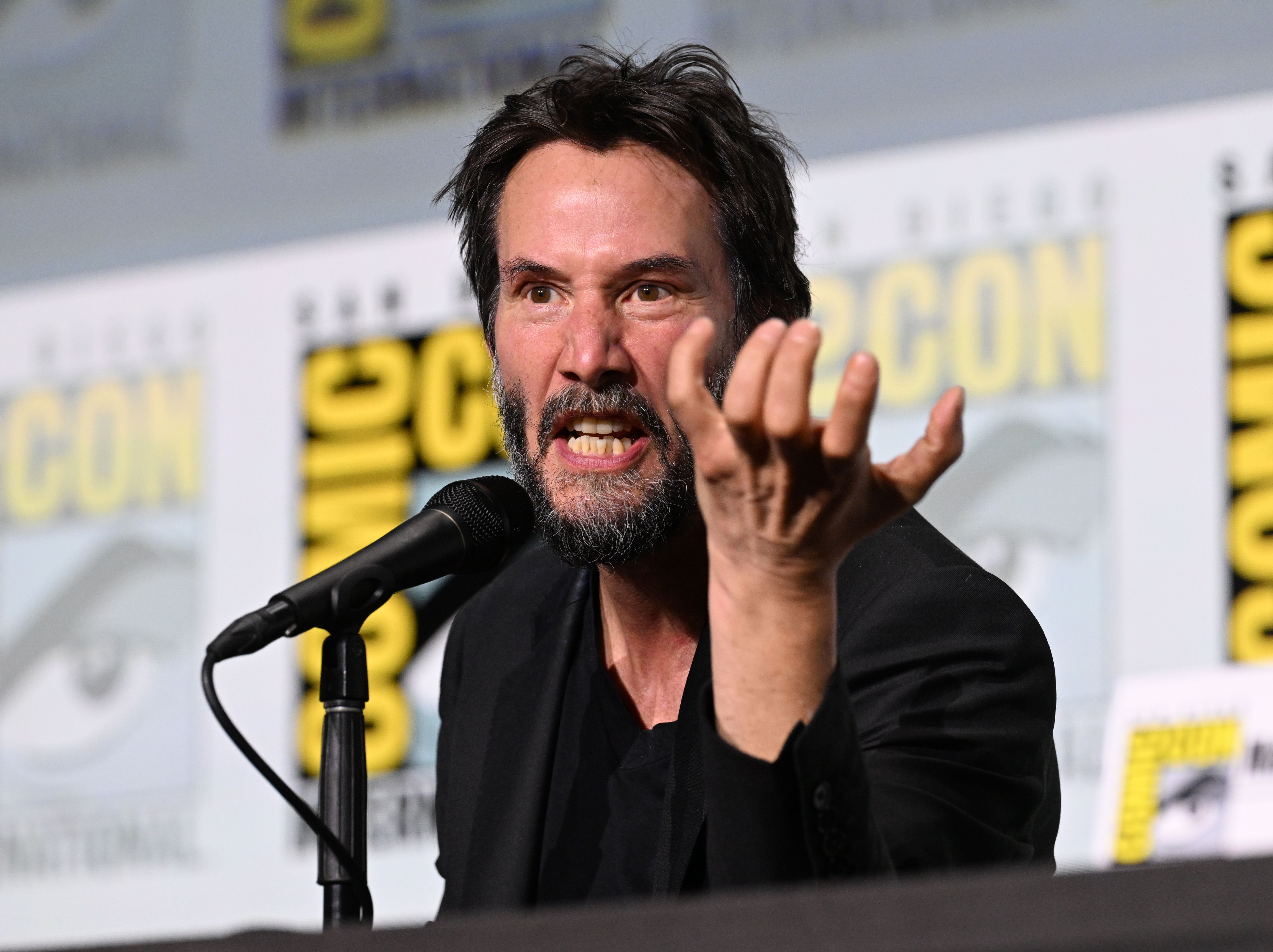 基努李維出席動漫展，表情非常的《狂戰士》。（東方IC）