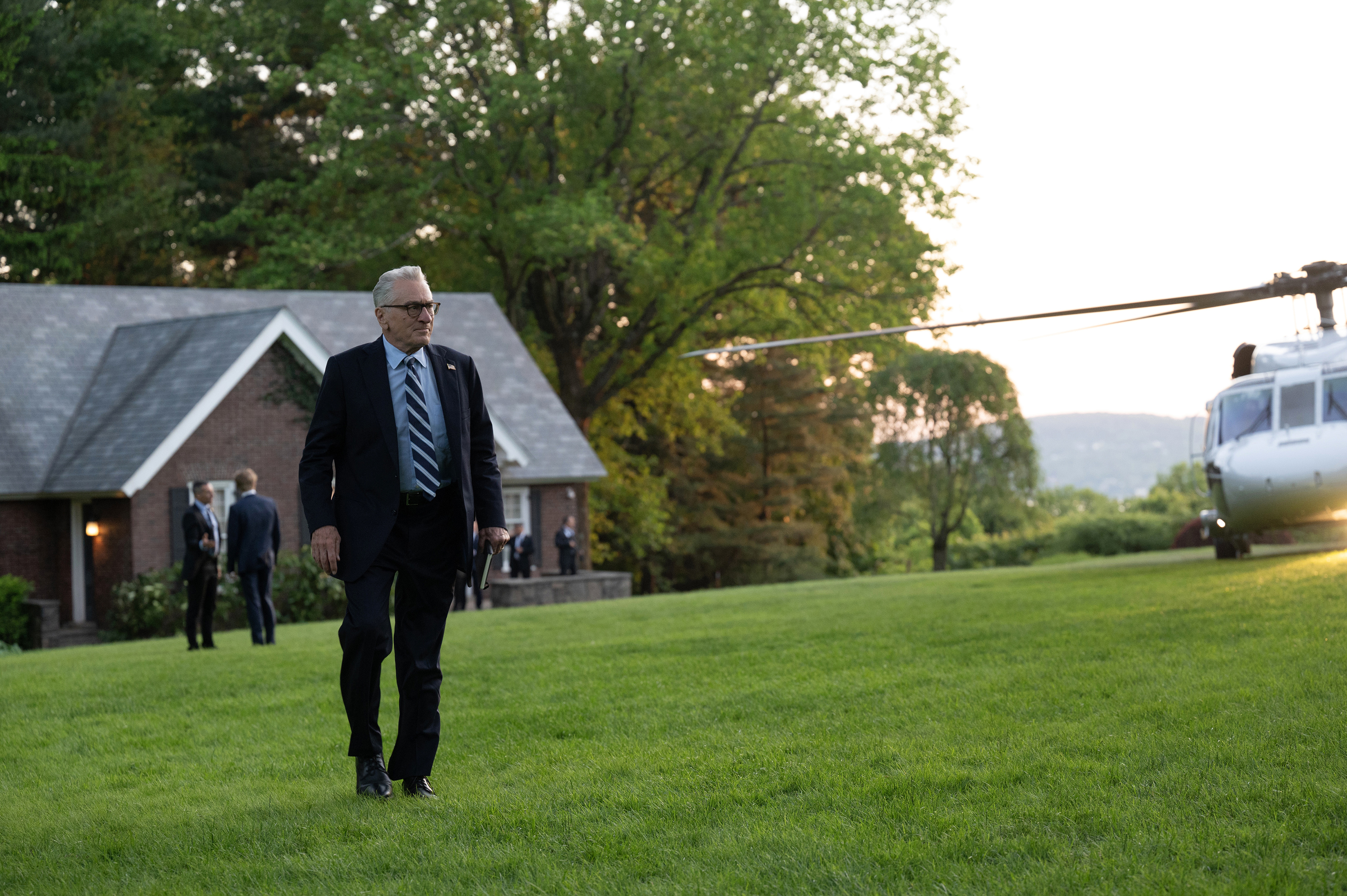 勞勃狄尼洛將獲坎城影展頒發終身成就獎，圖為他主演的影集《零日風暴》劇照。（Netflix提供）