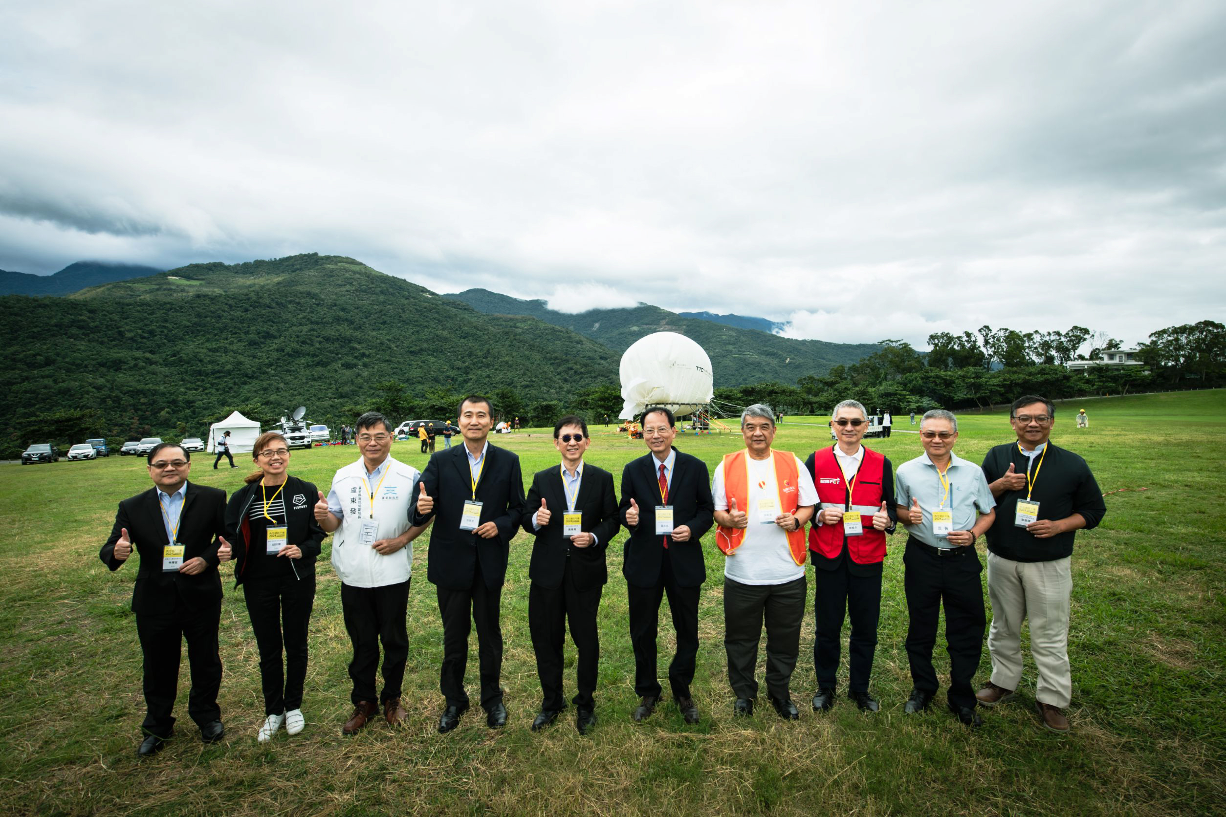 數位發展部今（24）日在台東縣鹿野高台舉辦「高空通訊平台測試與展示」，首度以國產國造的繫留型高空氣球建置近地高空通訊平台。（數發部提供）
