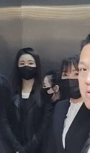 林心如(左)參加瓊瑤的家祭典禮後低調從後門離開。(讀者提供)