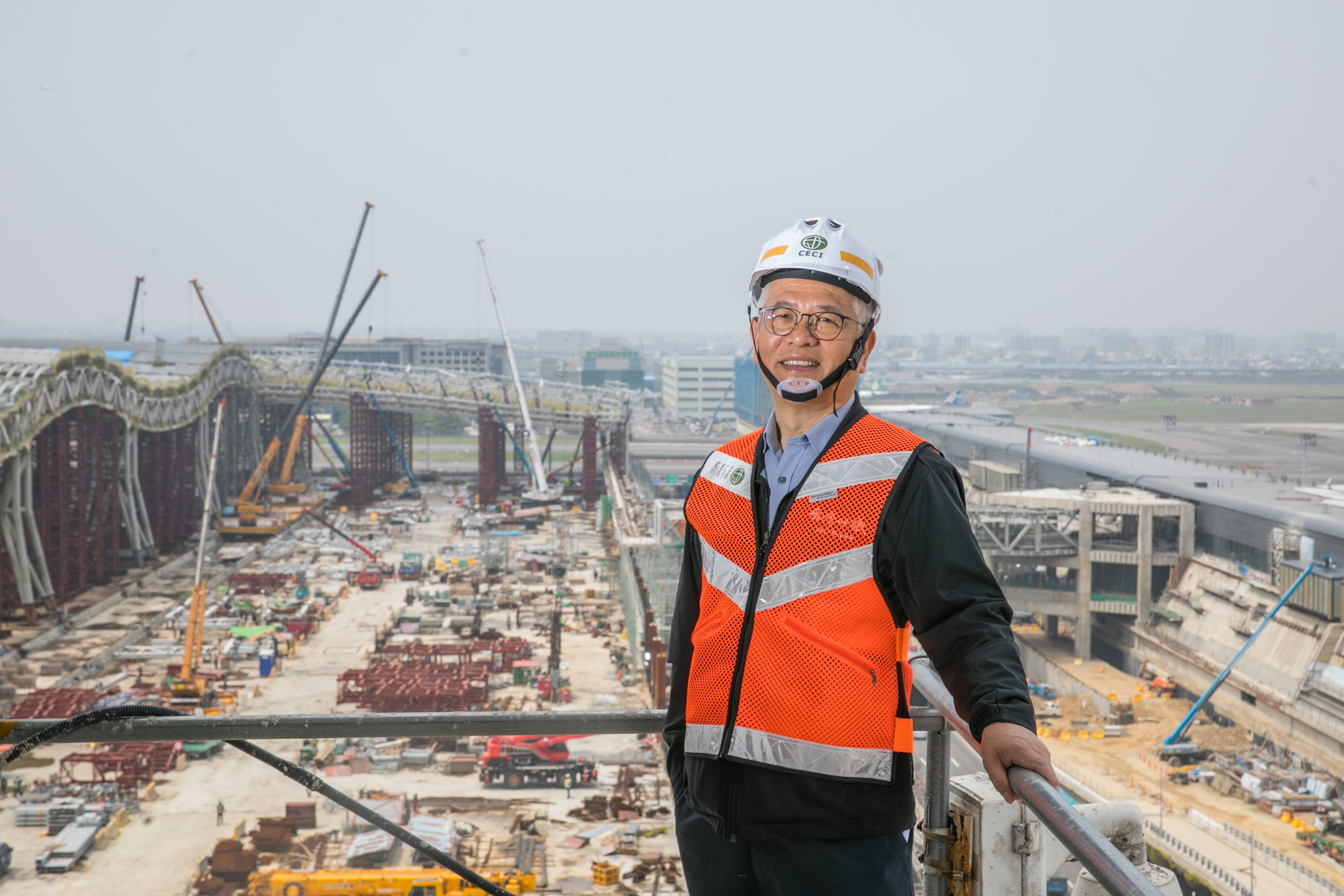 台灣世曦董事長施義芳有顆鋼鐵心，一旦設定目標就會勇往直前達標，但面對動物，又有一顆細膩柔軟的心。