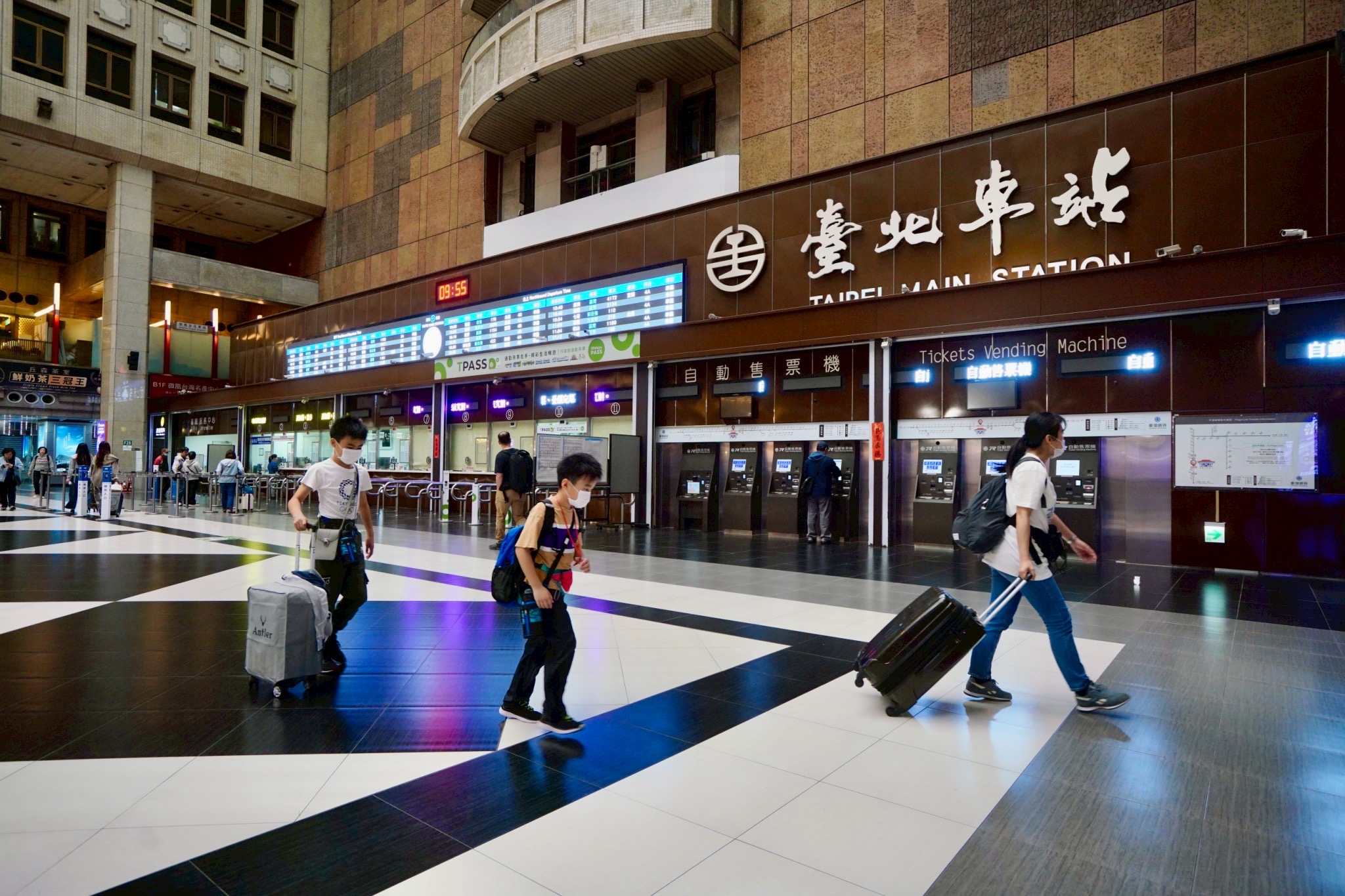 北車大廳當年大改造,廖鎮漢父親廖偉志大刀闊斧,光是車站售票口移動就花了千萬,成就一塊如棋盤的黑白相間的大廳又花上千萬。