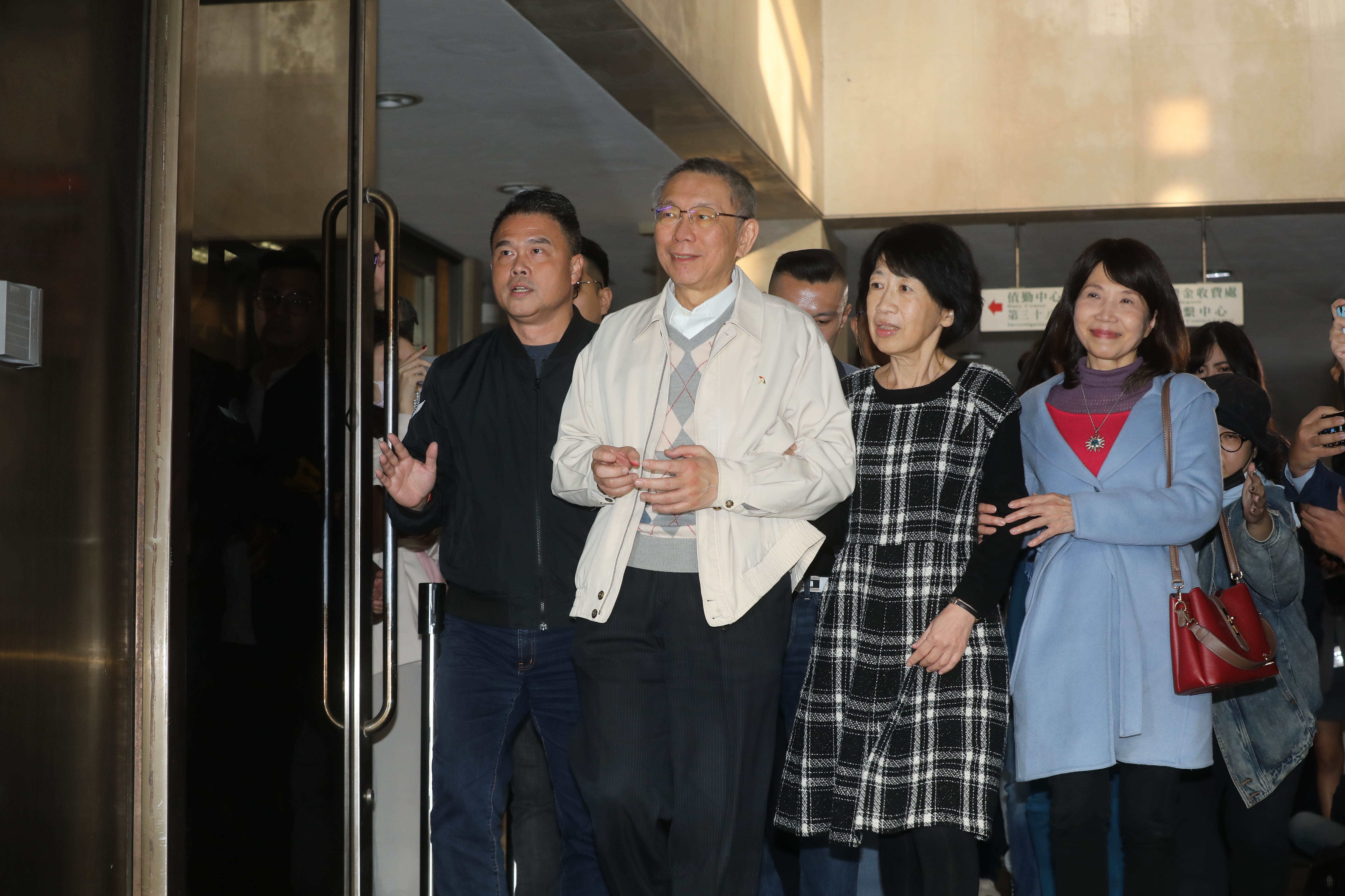 柯文哲下午交保神情輕鬆，陳佩琪也陪同。