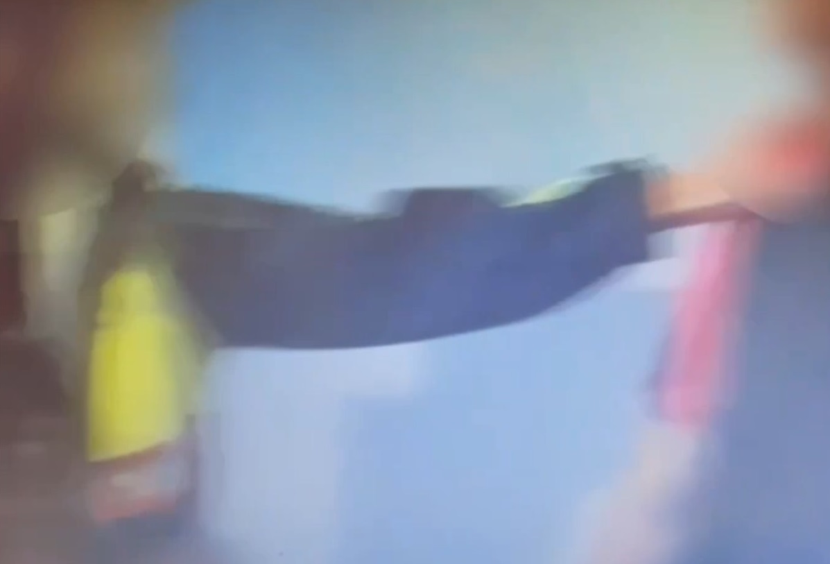 紀男酒醉後闖入大樓內，還追逐住戶，警方到場立刻控制紀男行動。（翻攝畫面）