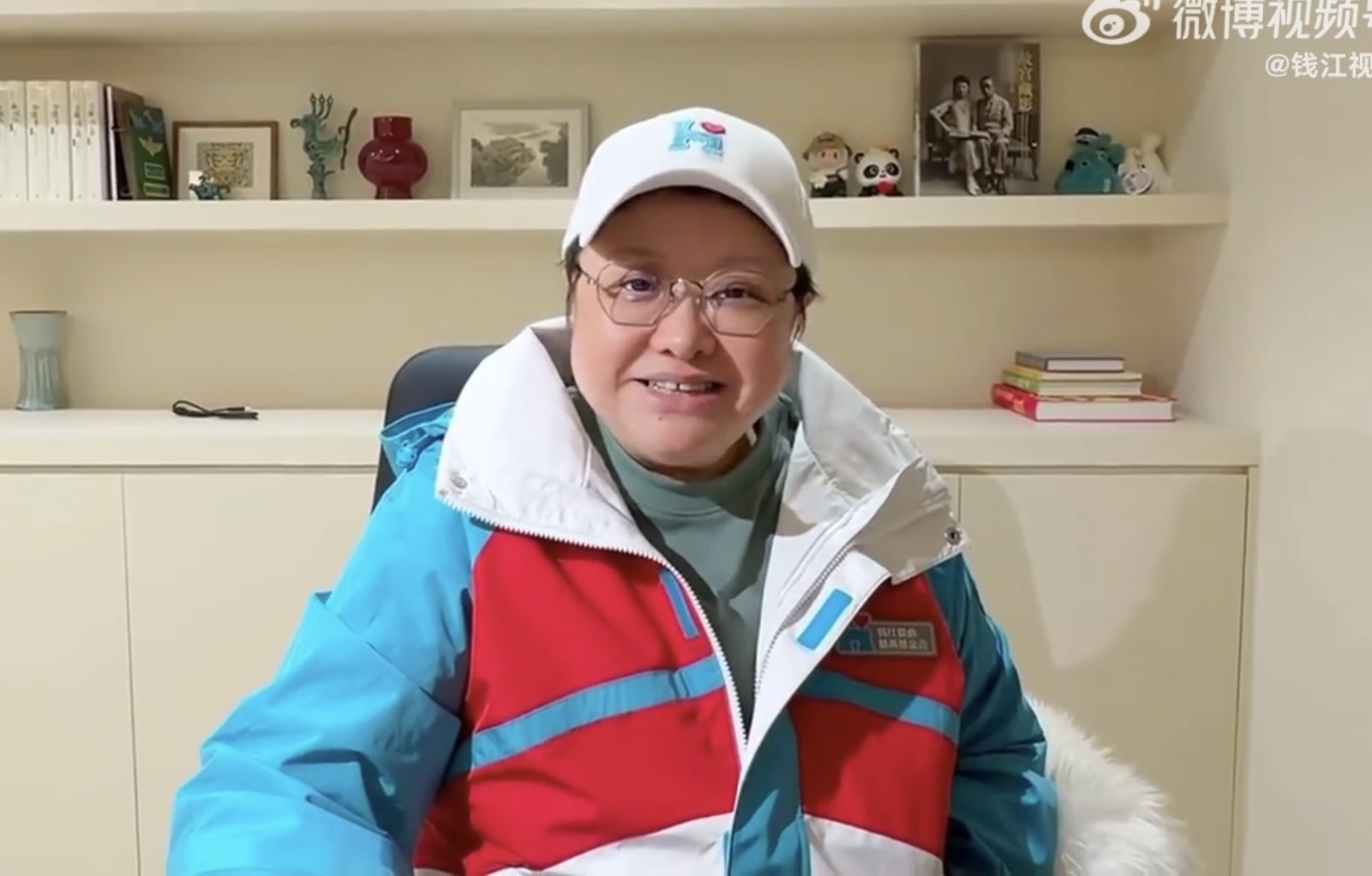 韓紅指出自己牙齒牙縫都在。(翻攝微博)