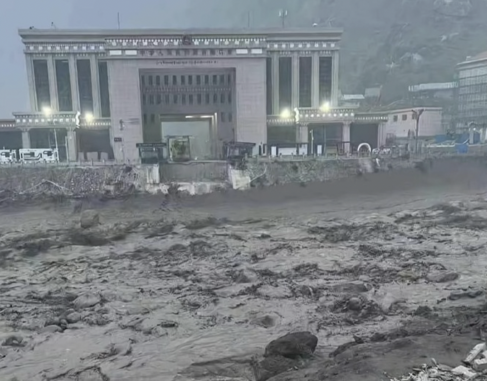 尼泊爾恐怖土石流!無雨「晴天洪災」秒毀建築 釀97死、403人失蹤