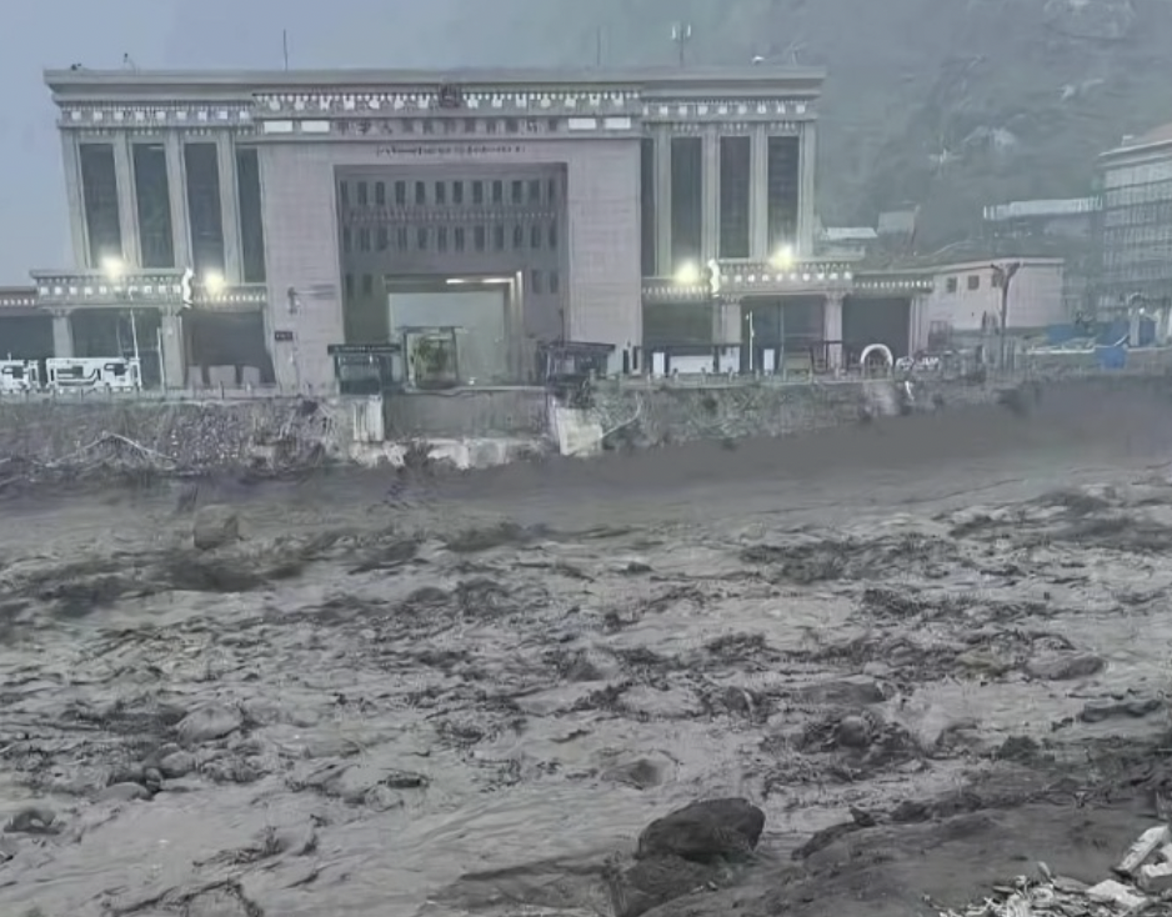尼泊爾驚傳恐怖土石流與洪災,釀成97死、超過400人失蹤。(翻攝自微博)
