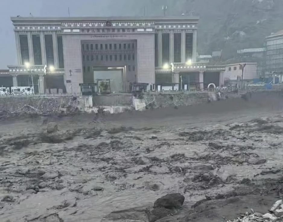 尼泊爾驚傳恐怖土石流與洪災,釀成97死、超過400人失蹤。(翻攝自微博)