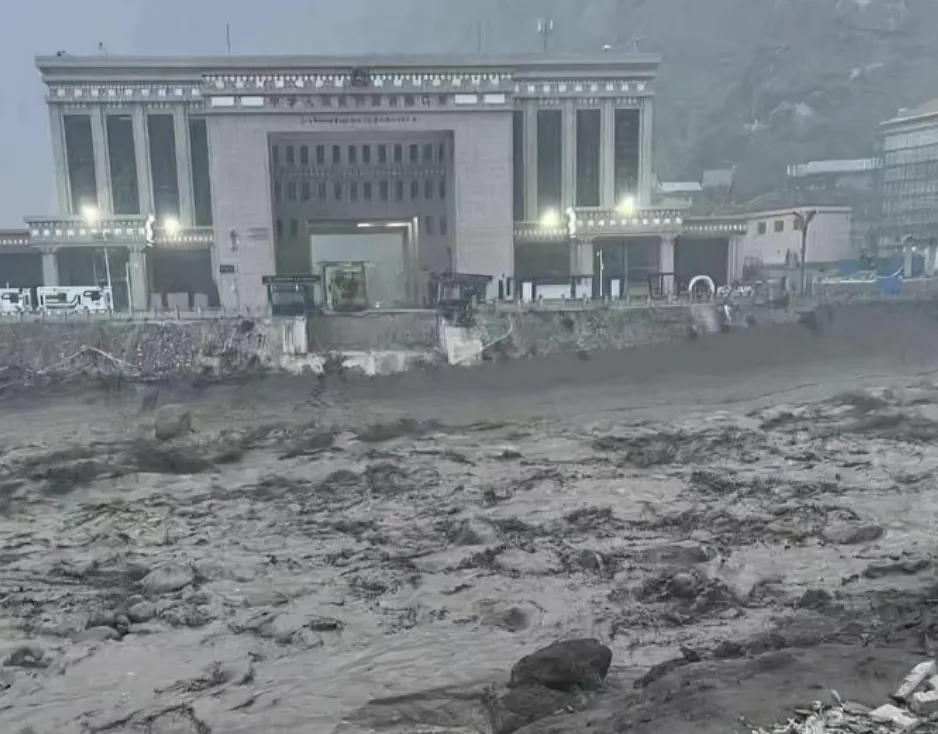 尼泊爾恐怖土石流！無雨「晴天洪災」秒毀建築　釀97死、403人失蹤
