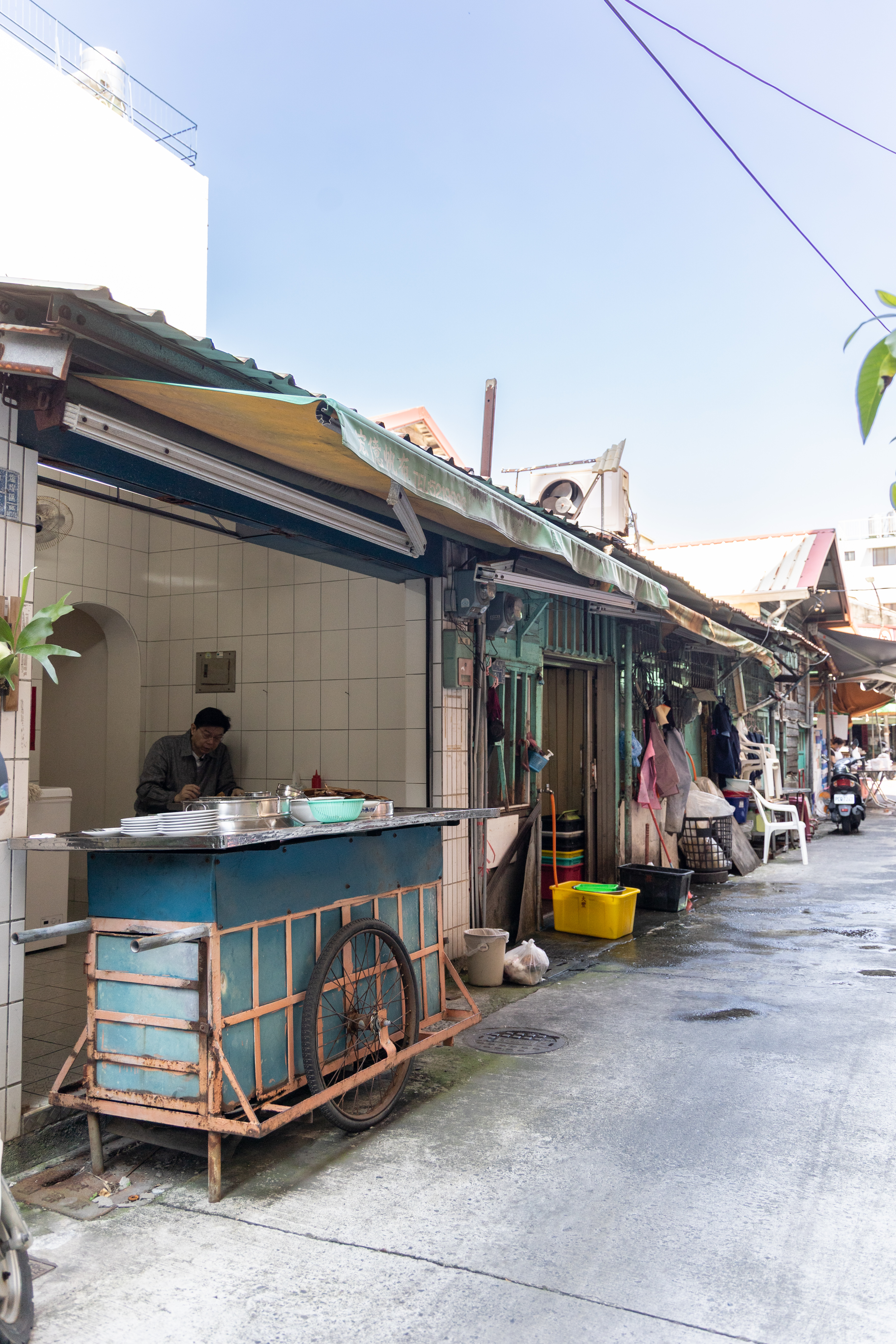 開在菜市場小巷內的「阿伯肉粽」沒有招牌,老攤車是唯一特徵。