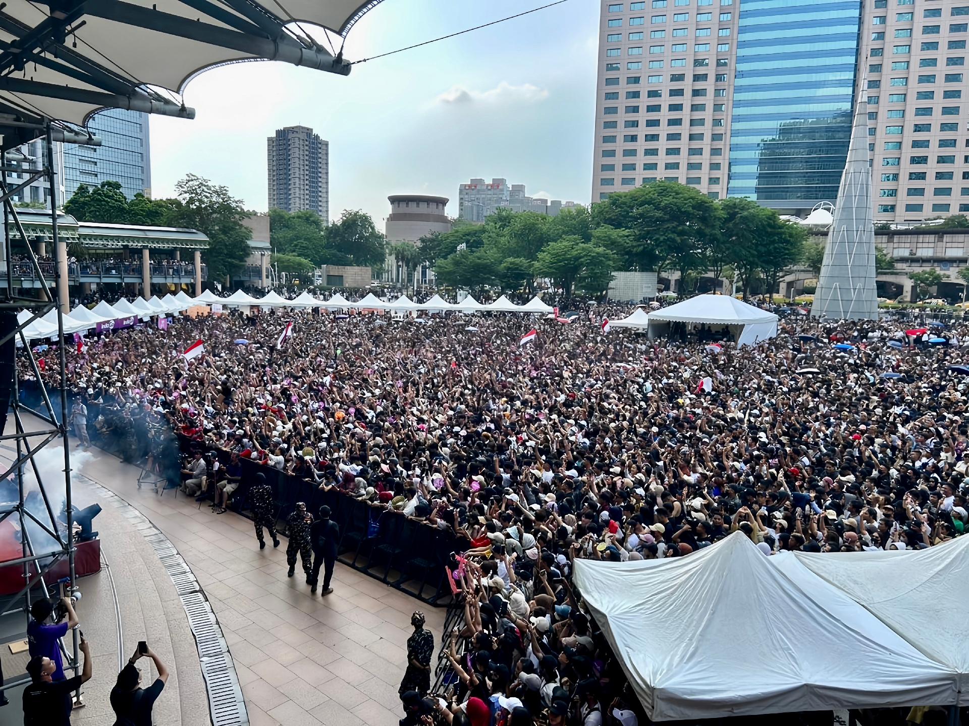 本次活動吸引約1萬2千人,嗨爆市民廣場。(新北市勞動局提供)