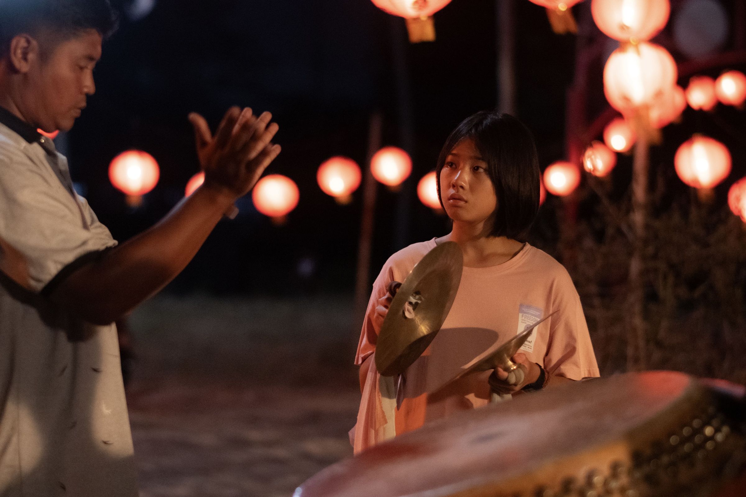 湯湘竹與女兒湯詠絮首度合作《沙央》,湯詠絮為詮釋聾人女孩珊珊,特別休學投入角色準備,從手語、徒手潛水到打鼓全面學習。(甲上娛樂提供)