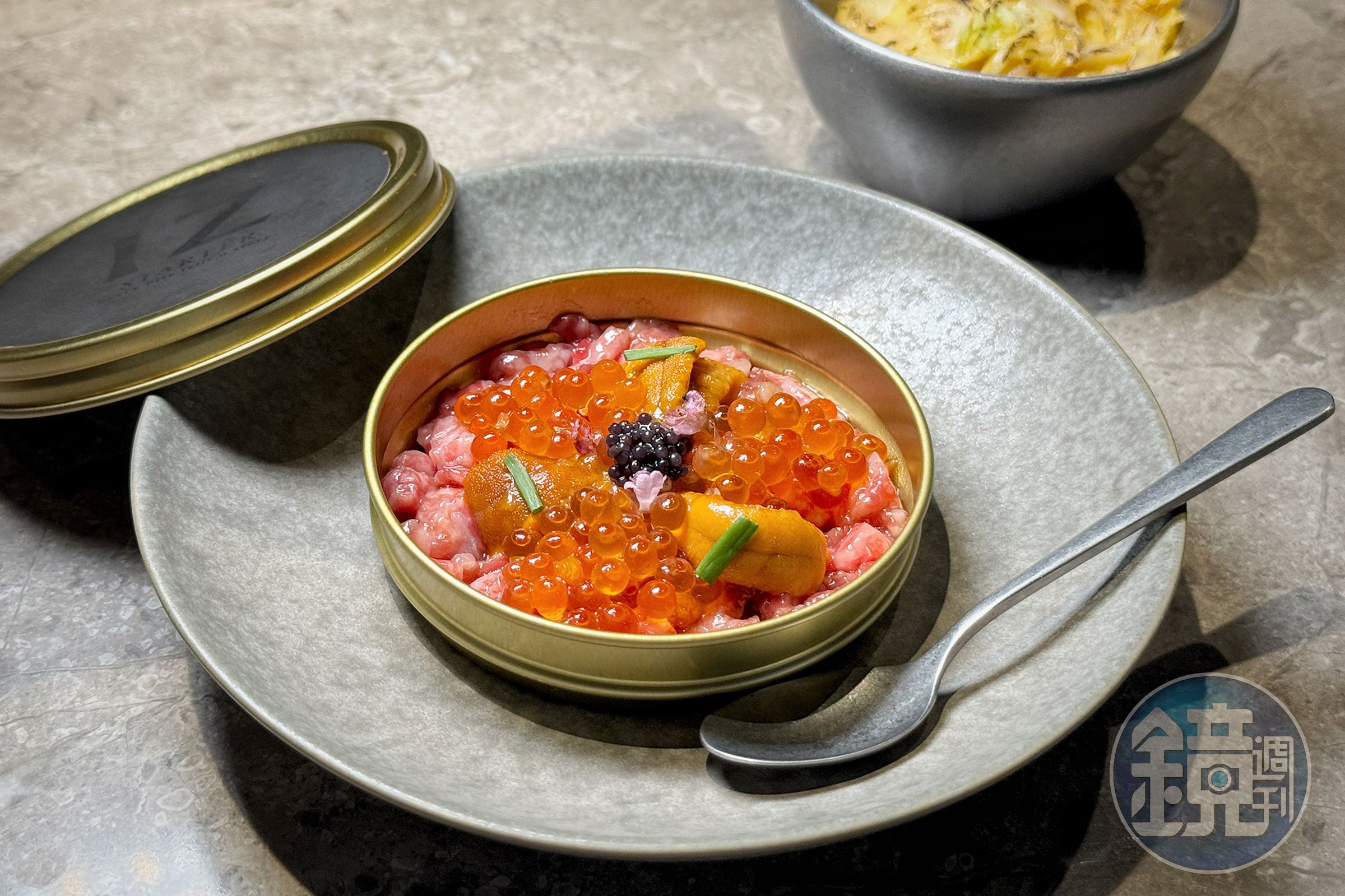 「生牛肉.海膽.魚子醬.鮭魚卵」以油漬調味,並賦予特殊的煙燻香氣。