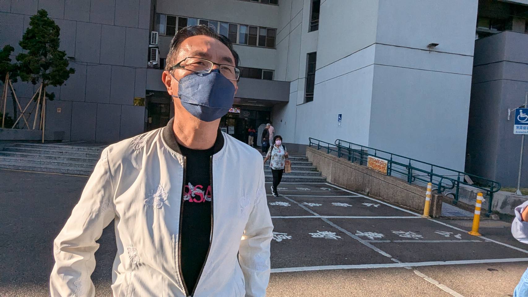 史鎮康出庭應訊，否認犯罪。