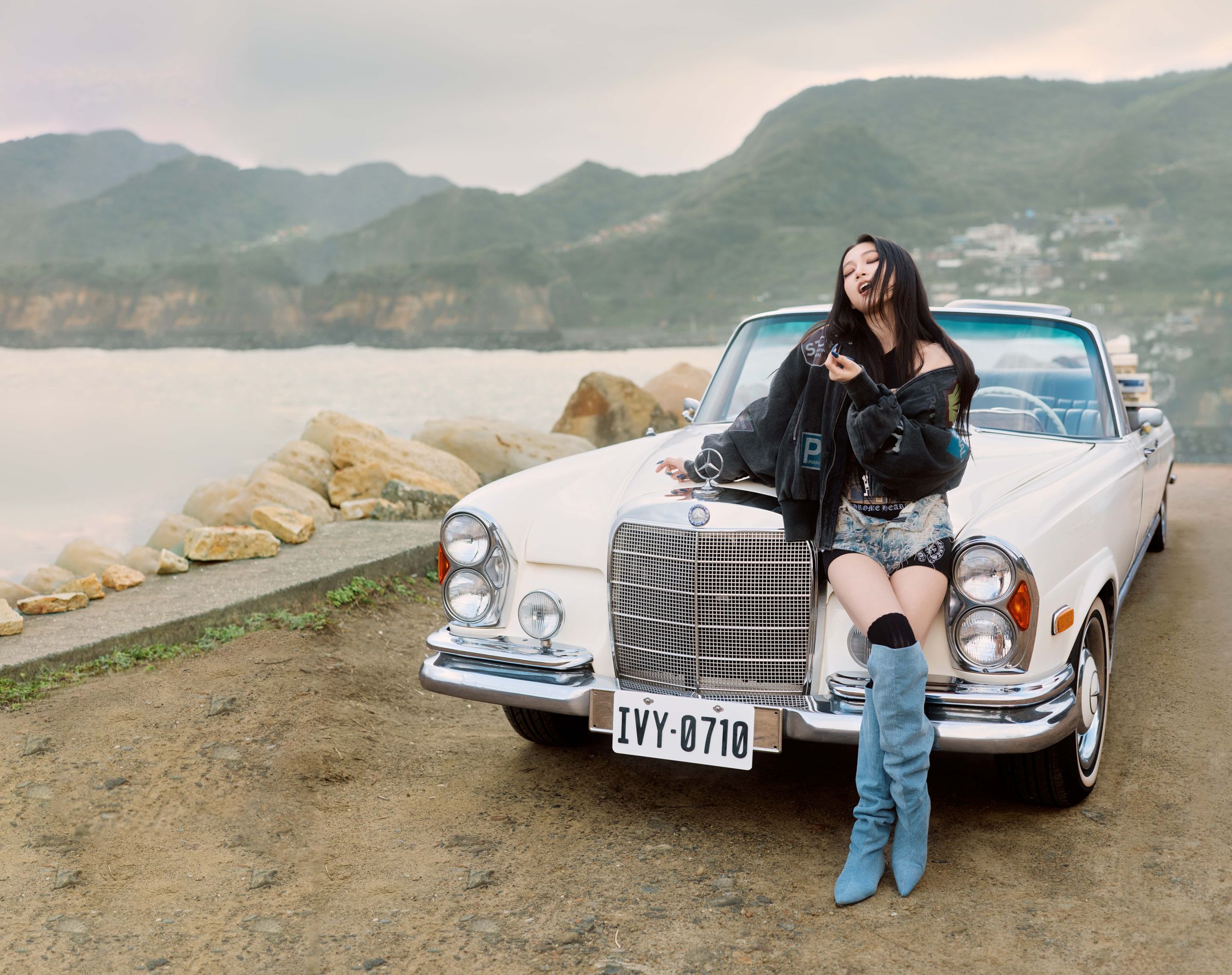 Ivy搭配復古敞篷車拍新歌〈你現在一樣快樂嗎〉MV。（圖／KTJ Holding提供）