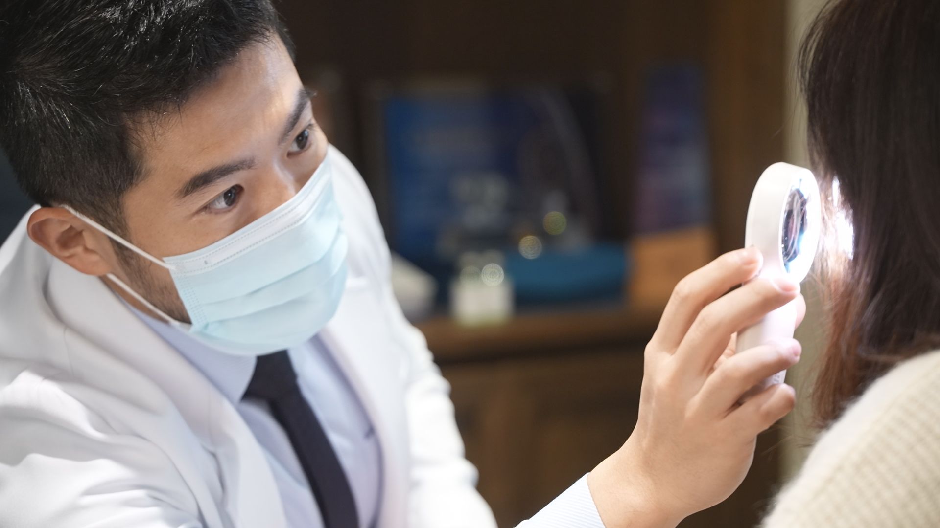 來台「修修臉」風潮盛行，更有網友指出：「就算買張機票來台灣做醫美都划算！」。