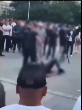 趙男倒在地上,滿地鮮血,但宰男仍持續對趙男攻擊。(翻自X平台)